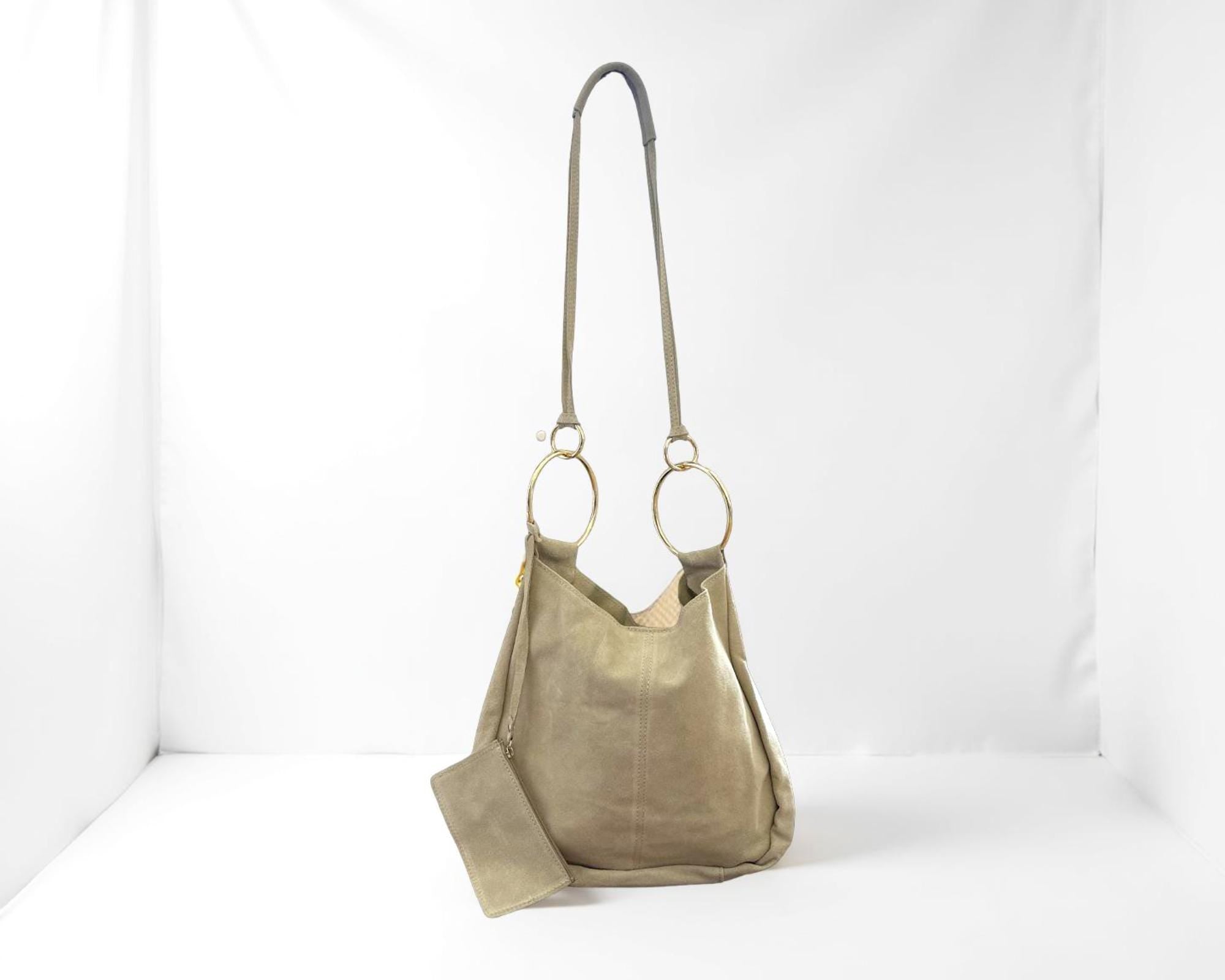 Hobo Tasche aus beigem Veloursleder mit großen Goldringen | Lässig, stylisch & praktisch