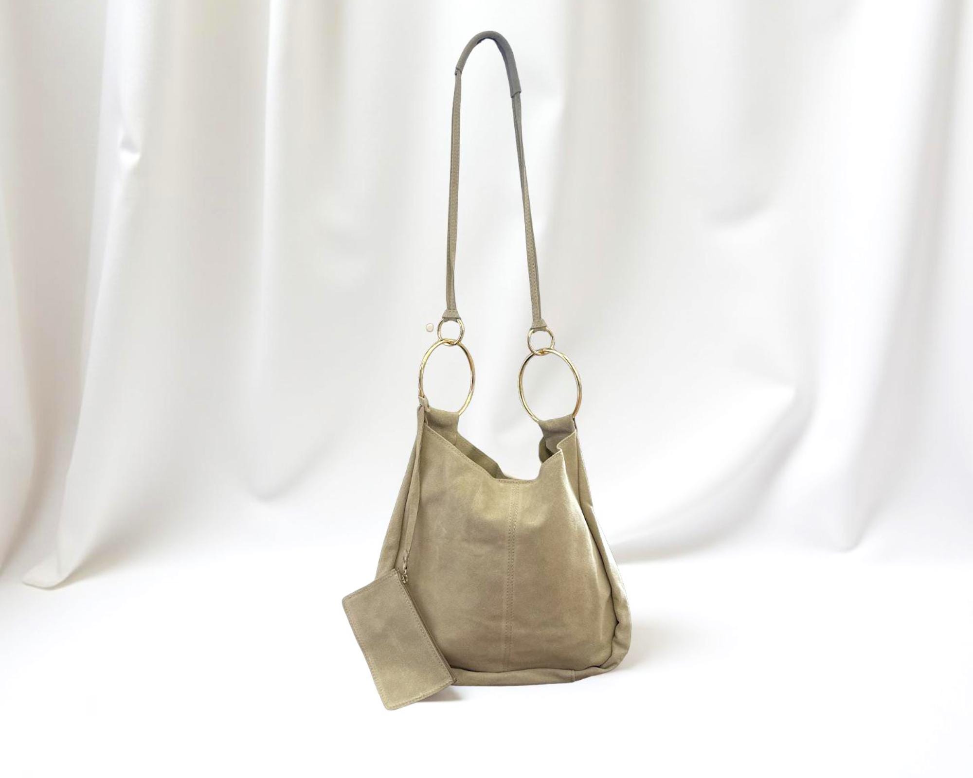 Hobo Tasche aus beigem Veloursleder mit großen Goldringen | Lässig, stylisch & praktisch