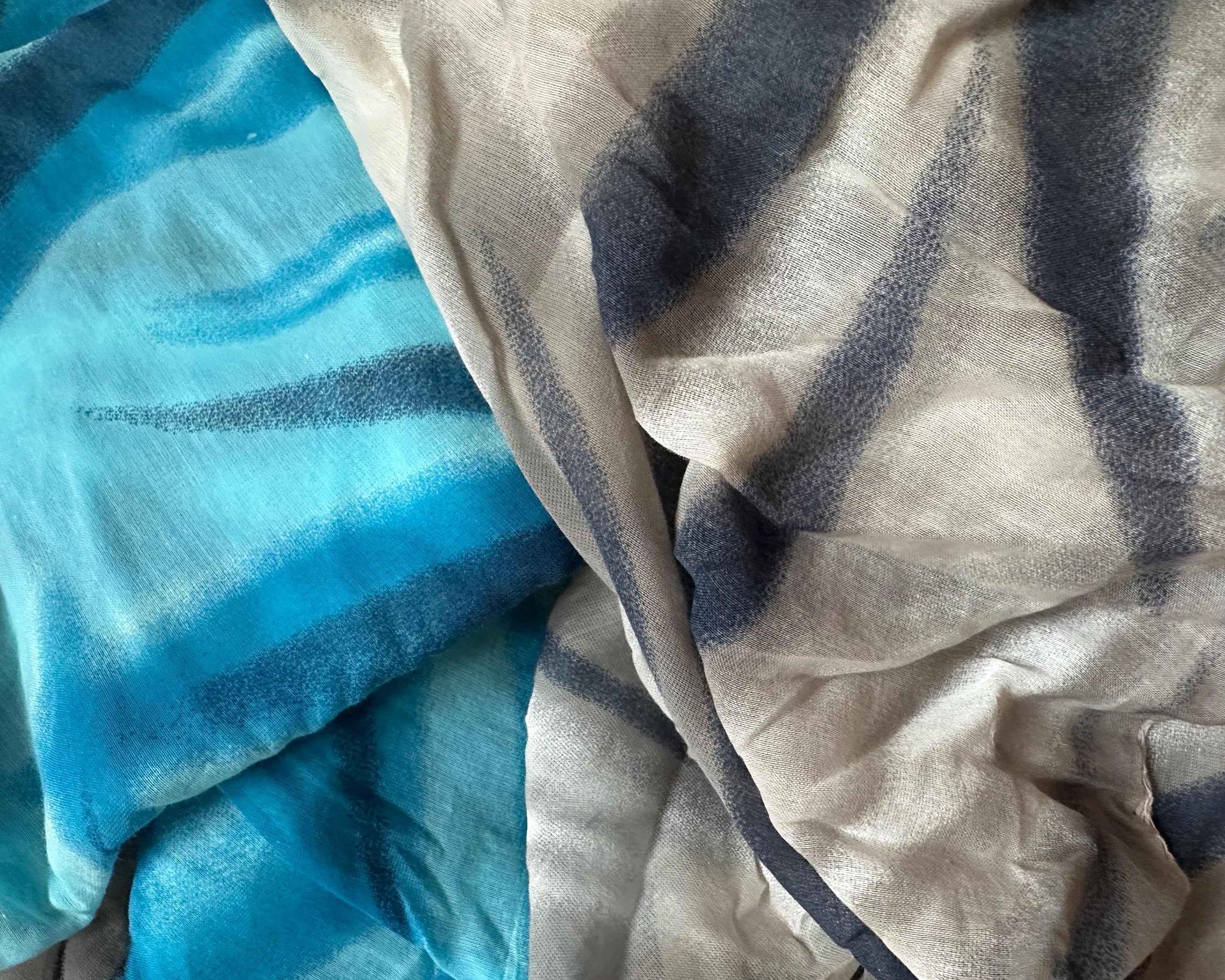 Tuch | Baumwolle mit Seide | dip dye Stil | verwaschene Streifen | blau türkis oder taupe mit blau | Batik Look