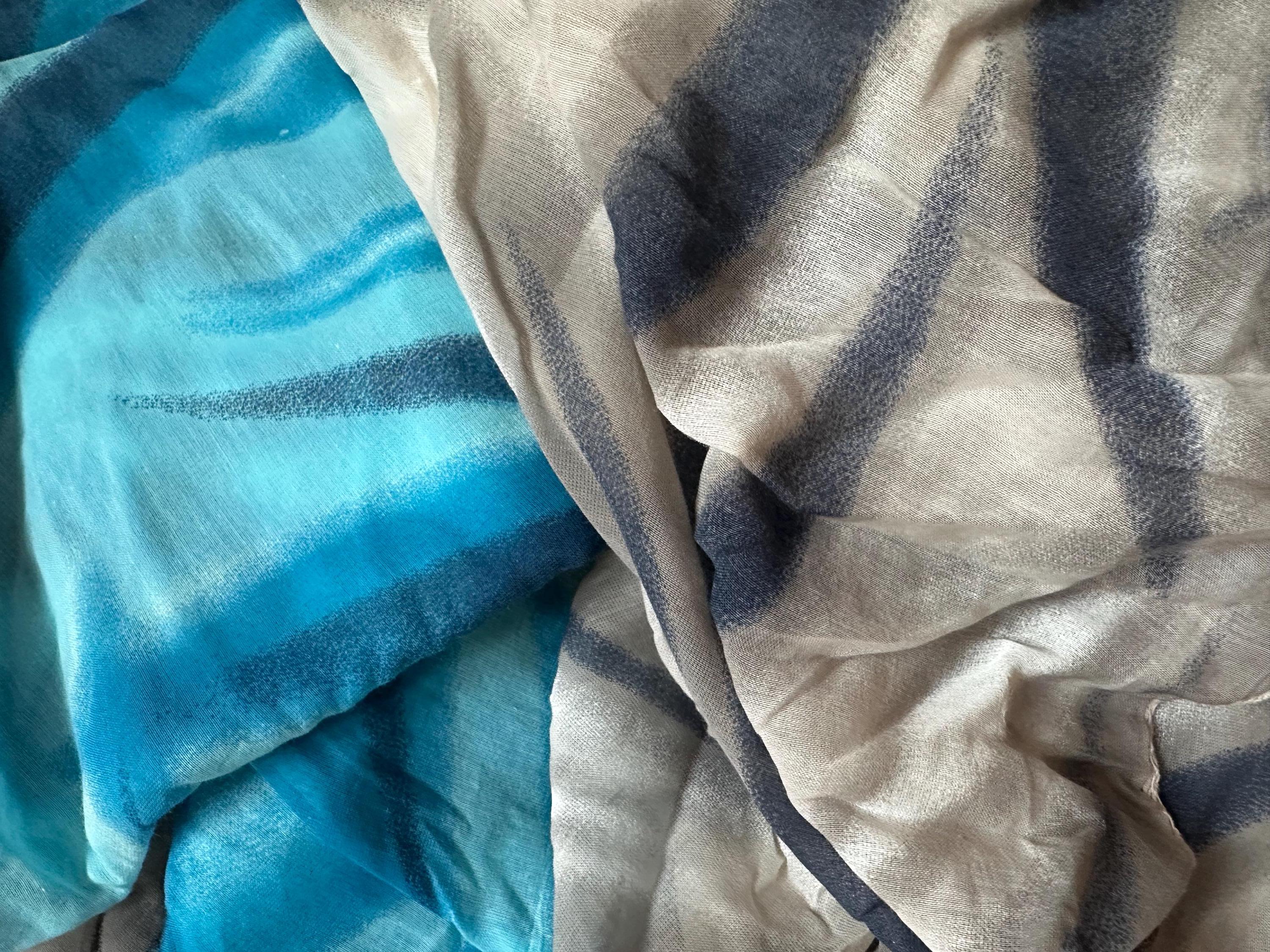 Tuch | Baumwolle mit Seide | dip dye Stil | verwaschene Streifen | blau türkis oder taupe mit blau | Batik Look