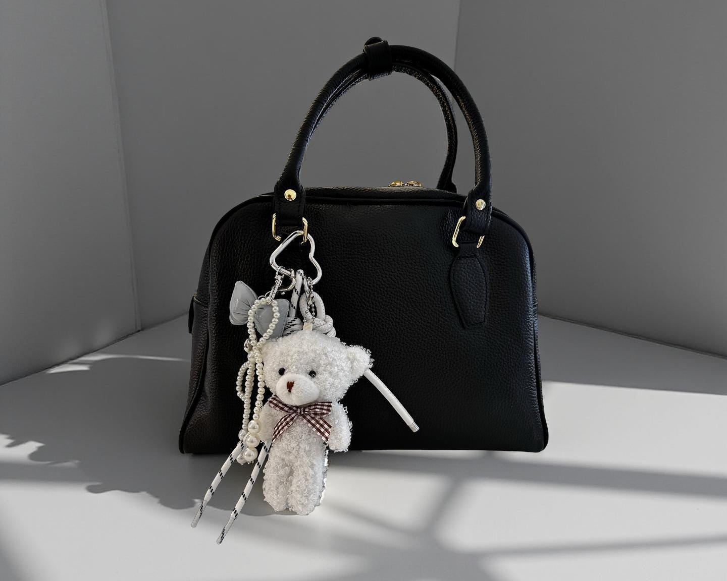 Teddy in weiß | Anhänger für Tasche oder Schlüssel | Taschenschmuck Taschenanhänger | Bag Charm mit Schleifen und Perlen