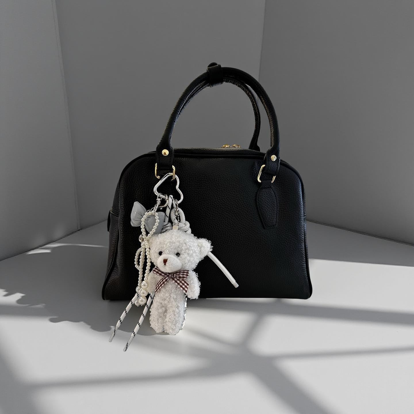 Teddy in weiß | Anhänger für Tasche oder Schlüssel | Taschenschmuck Taschenanhänger | Bag Charm mit Schleifen und Perlen