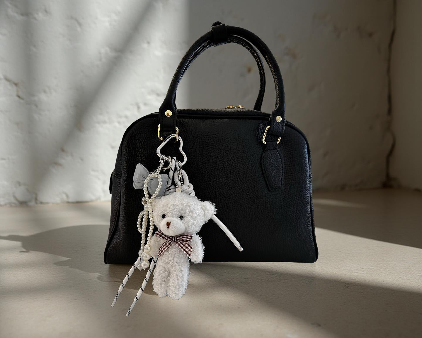 Teddy in weiß | Anhänger für Tasche oder Schlüssel | Taschenschmuck Taschenanhänger | Bag Charm mit Schleifen und Perlen