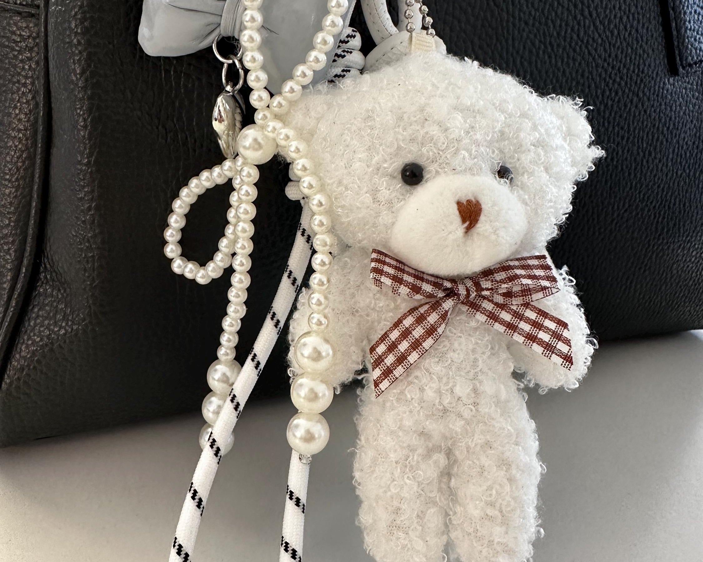 Teddy in weiß | Anhänger für Tasche oder Schlüssel | Taschenschmuck Taschenanhänger | Bag Charm mit Schleifen und Perlen