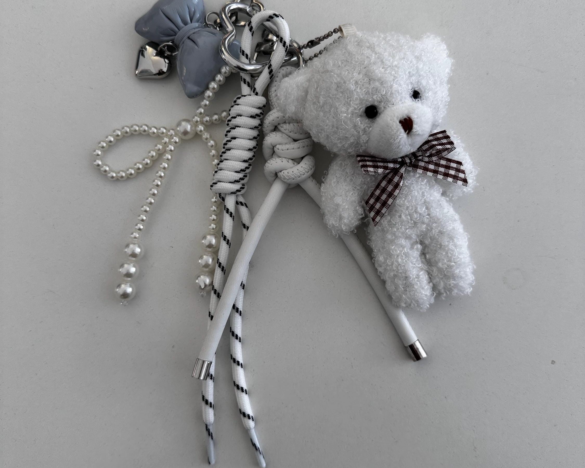 Teddy in weiß | Anhänger für Tasche oder Schlüssel | Taschenschmuck Taschenanhänger | Bag Charm mit Schleifen und Perlen