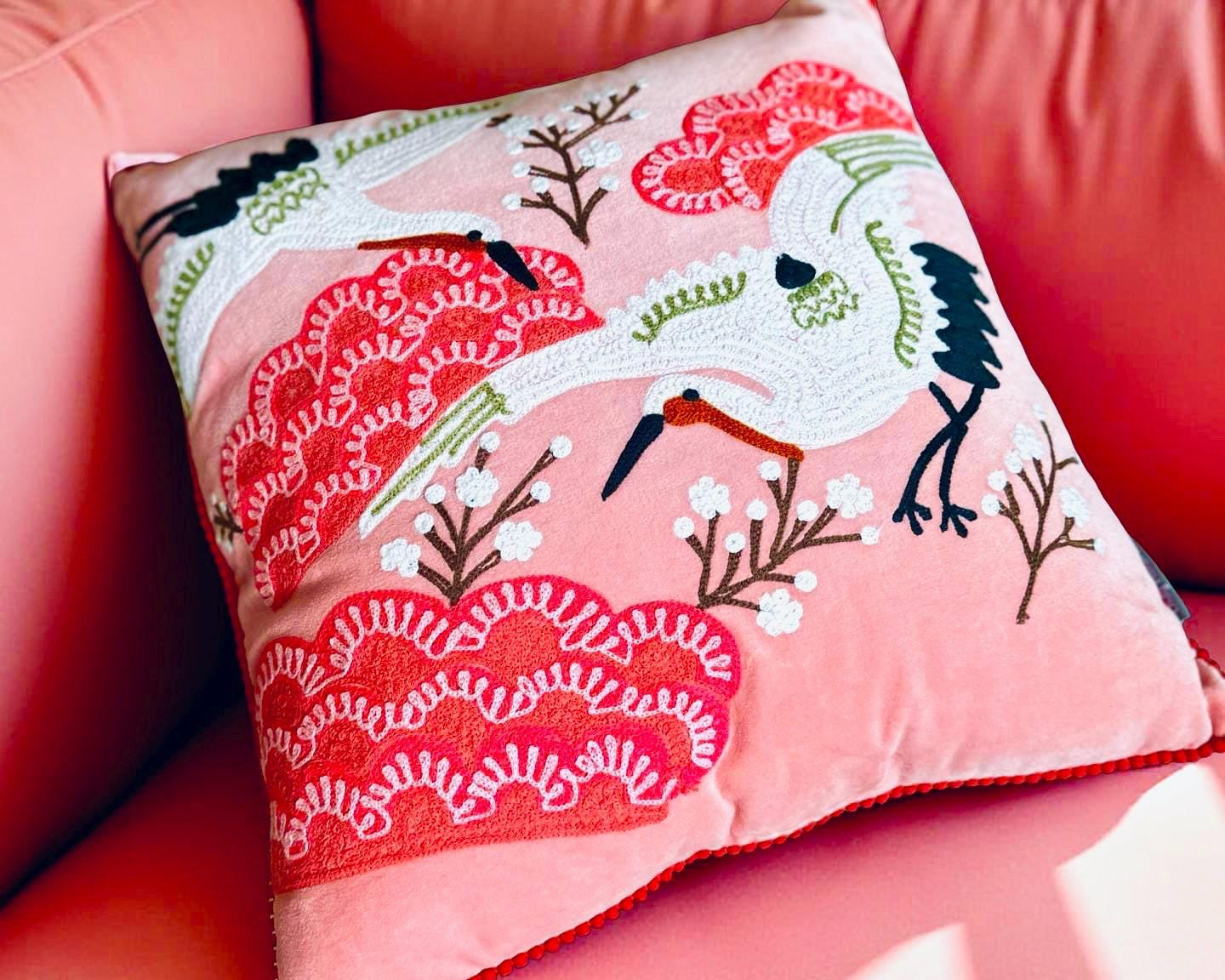 Kissen Vögel | pinkes besticktes Samtkissen | Baumwolle Kissenbezug | 45 x 45 cm | Samt pink rosa mit Füllung