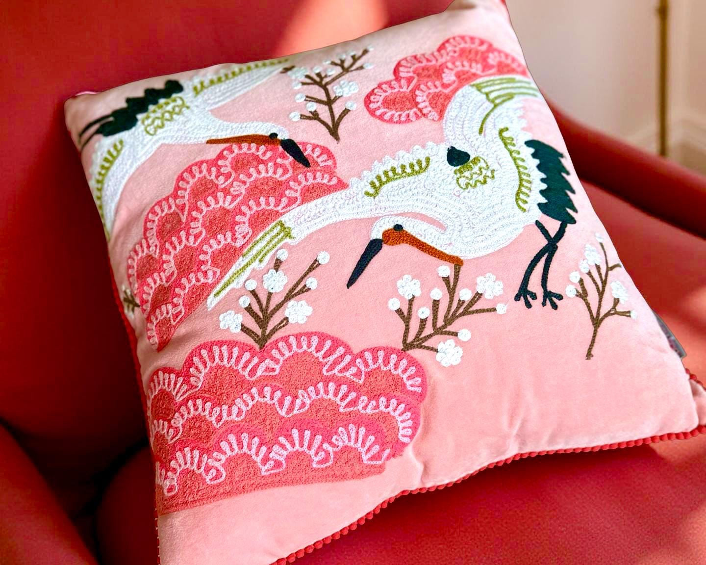 Kissen Vögel | pinkes besticktes Samtkissen | Baumwolle Kissenbezug | 45 x 45 cm | Samt pink rosa mit Füllung