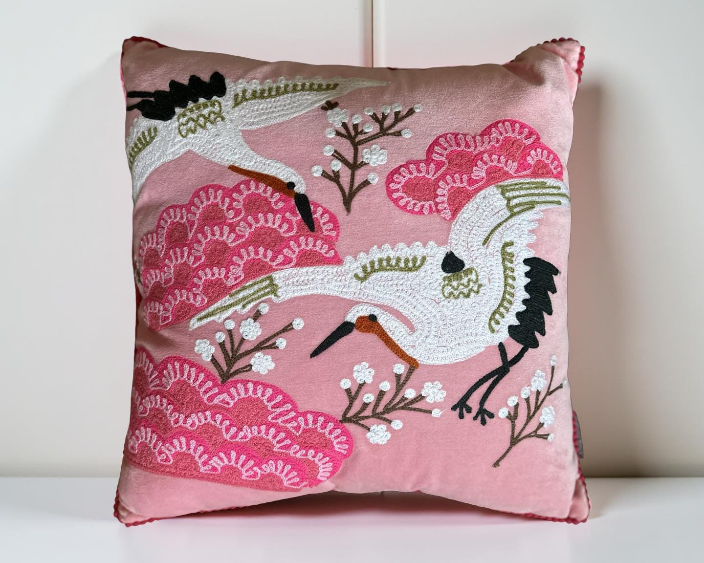 Kissen Vögel | pinkes besticktes Samtkissen | Baumwolle Kissenbezug | 45 x 45 cm | Samt pink rosa mit Füllung
