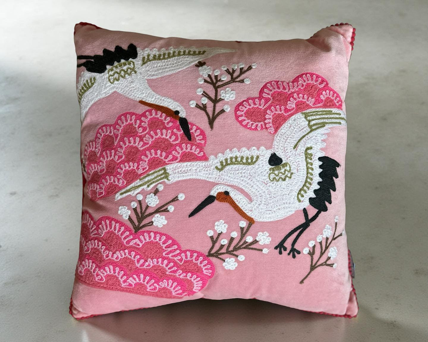 Kissen Vögel | pinkes besticktes Samtkissen | Baumwolle Kissenbezug | 45 x 45 cm | Samt pink rosa mit Füllung