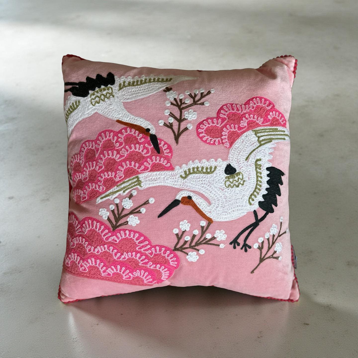 Kissen Vögel | pinkes besticktes Samtkissen | Baumwolle Kissenbezug | 45 x 45 cm | Samt pink rosa mit Füllung