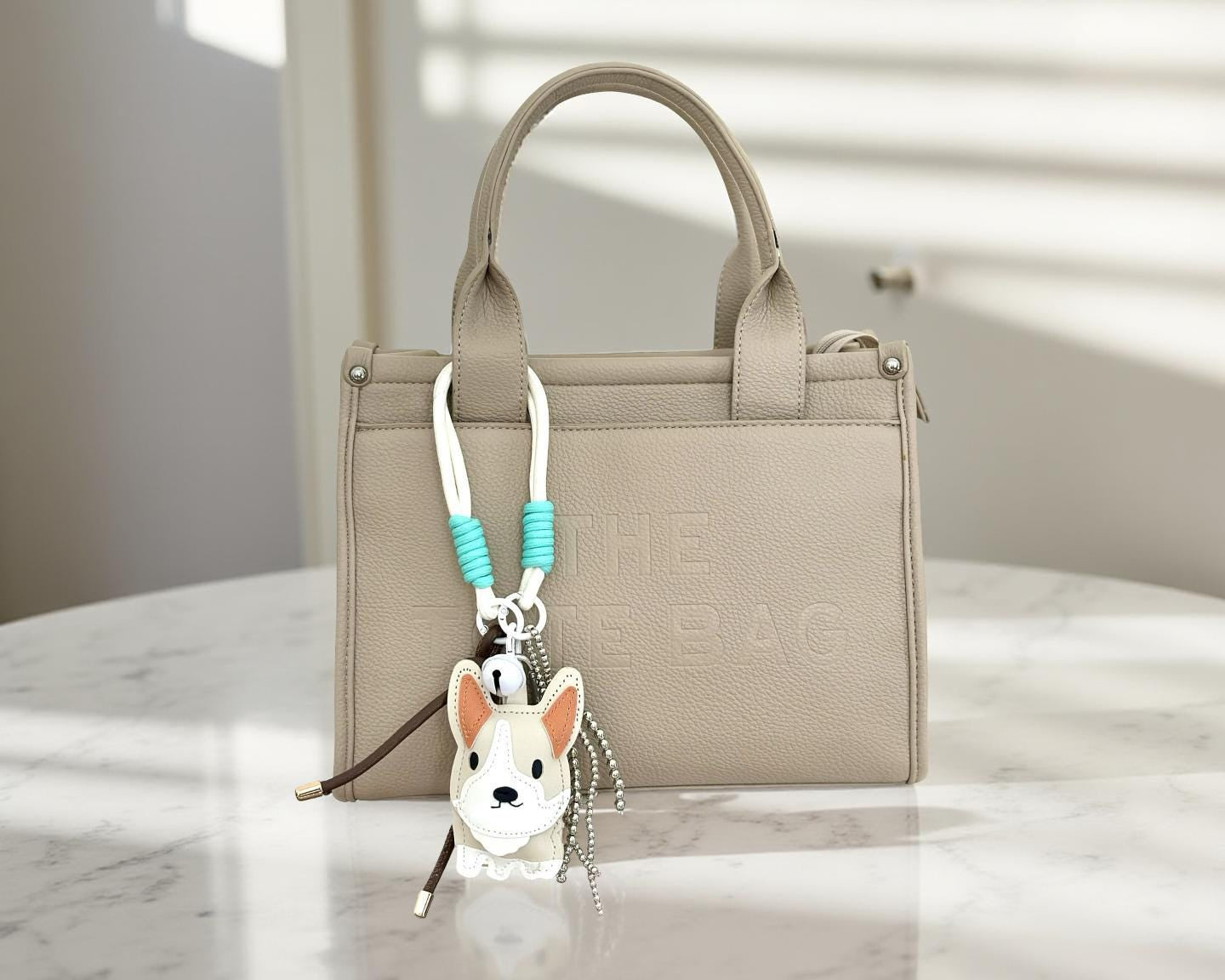 Hunde Anhänger | mit kleinen Ketten, Glöckchen und Schnüren | Taschenschmuck Taschenanhänger | Bag Charm mit Hund