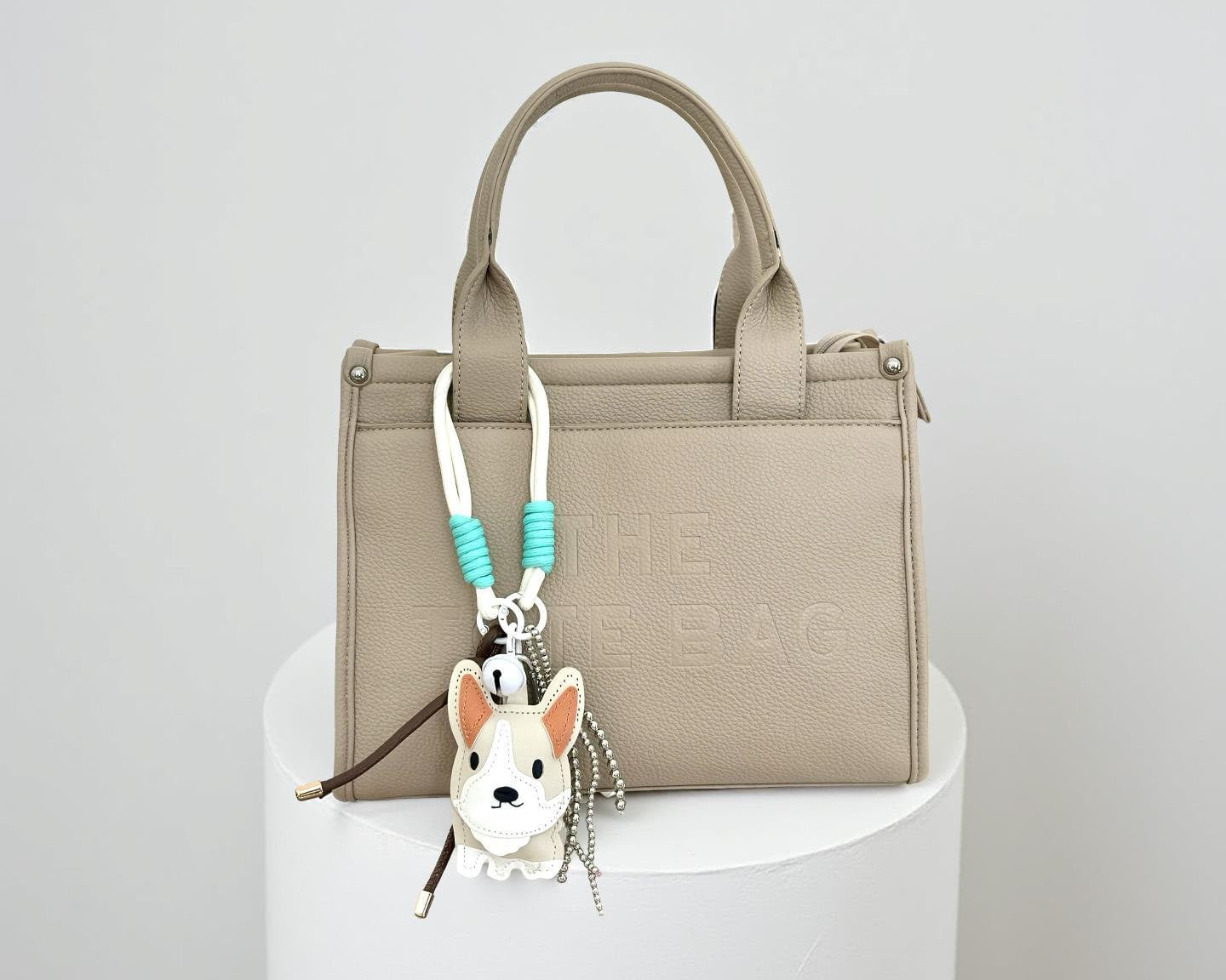 Hunde Anhänger | mit kleinen Ketten, Glöckchen und Schnüren | Taschenschmuck Taschenanhänger | Bag Charm mit Hund