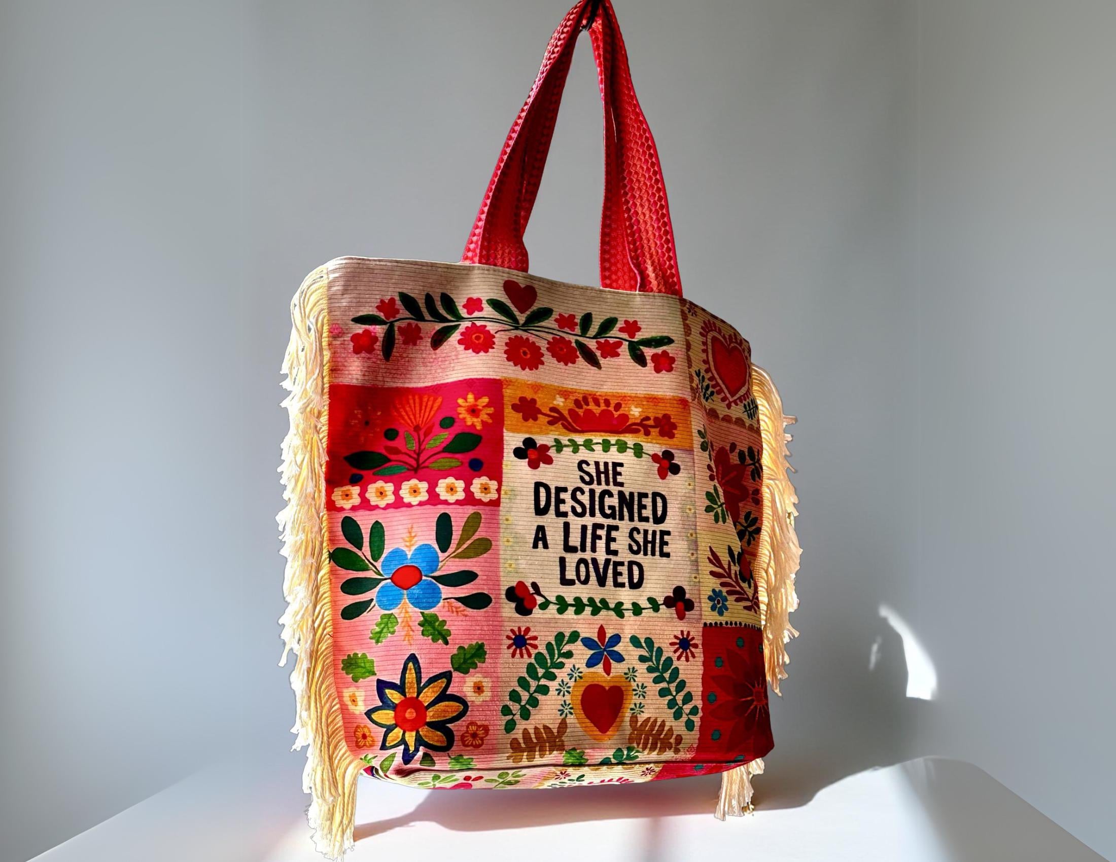 Hippie Tasche mit Blumen Patchwork | She designed a life she loved | Boho Schultertasche mit Fransen – Baumwolle | Festival Bag groß