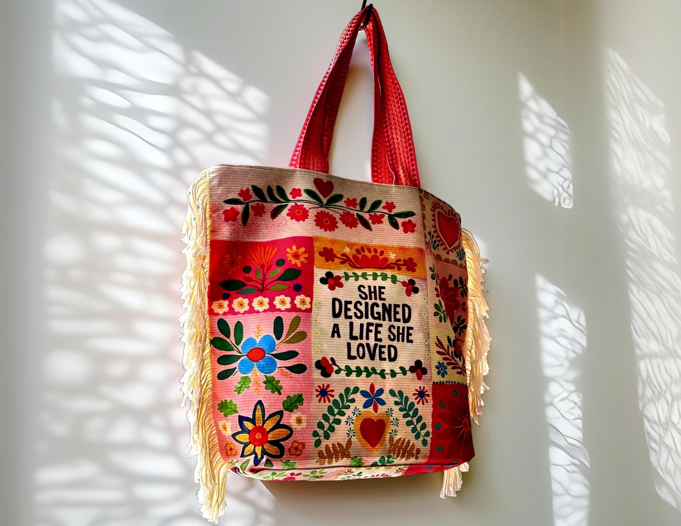 Hippie Tasche mit Blumen Patchwork | She designed a life she loved | Boho Schultertasche mit Fransen – Baumwolle | Festival Bag groß