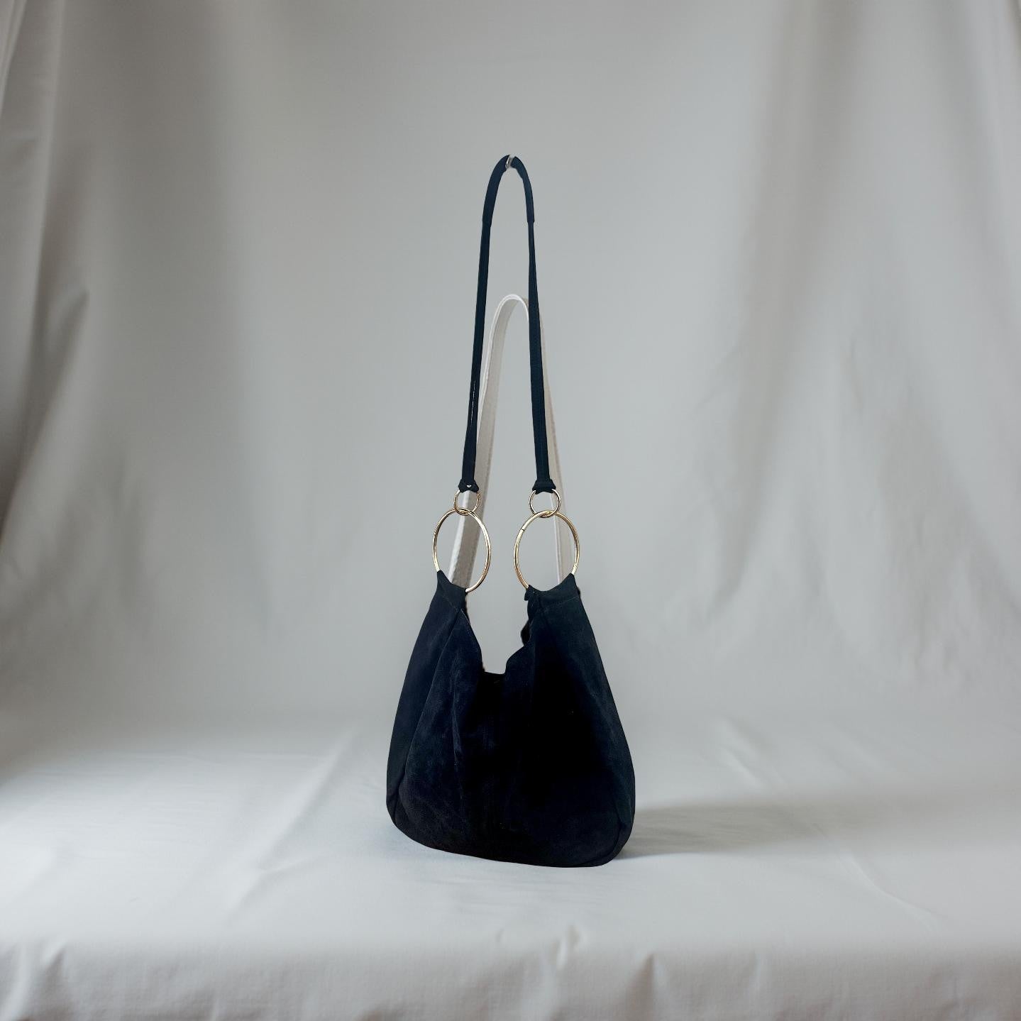 Hobo Tasche aus schwarzem Veloursleder mit großen Goldringen | Lässig, stylisch & praktisch