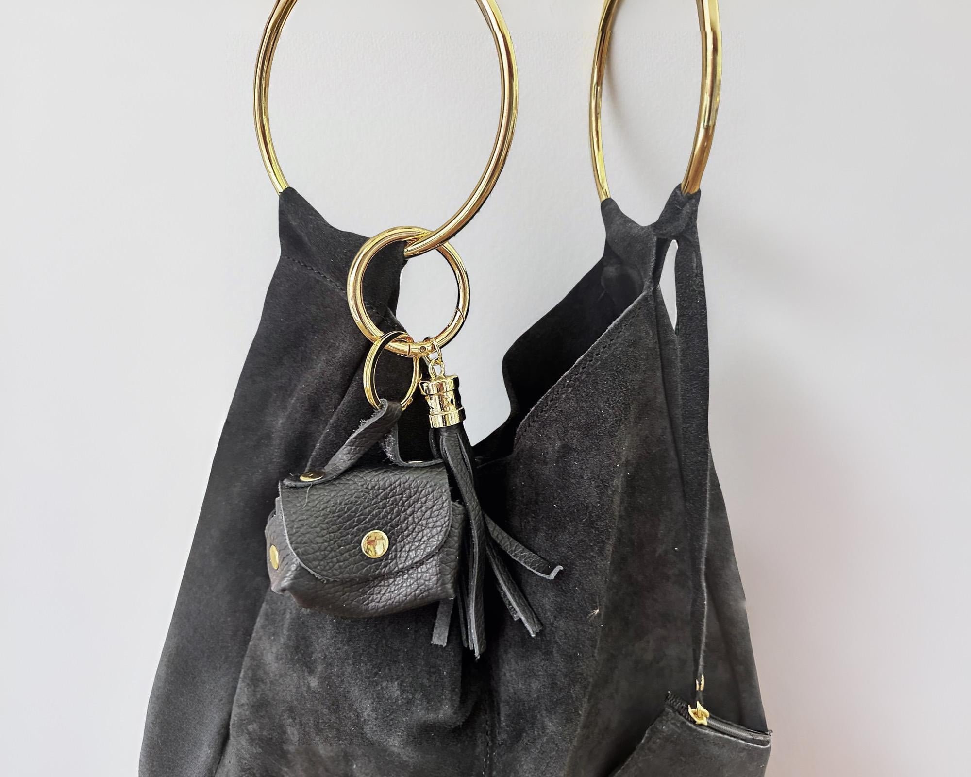 Hobo Tasche aus schwarzem Veloursleder mit großen Goldringen | Lässig, stylisch & praktisch