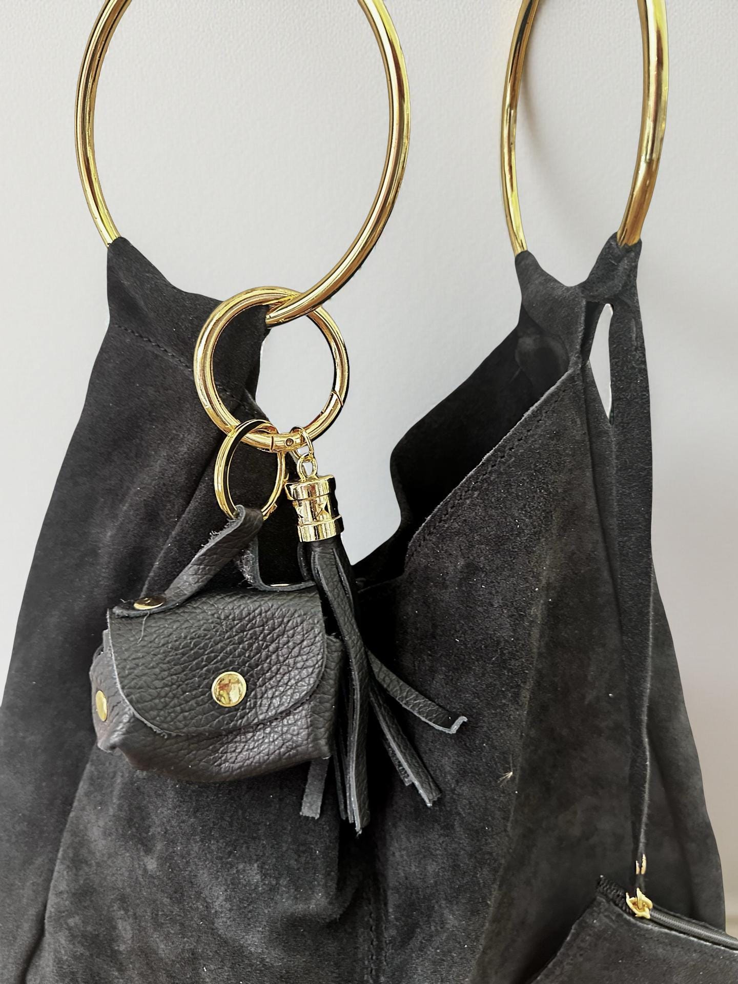 Hobo Tasche aus schwarzem Veloursleder mit großen Goldringen | Lässig, stylisch & praktisch