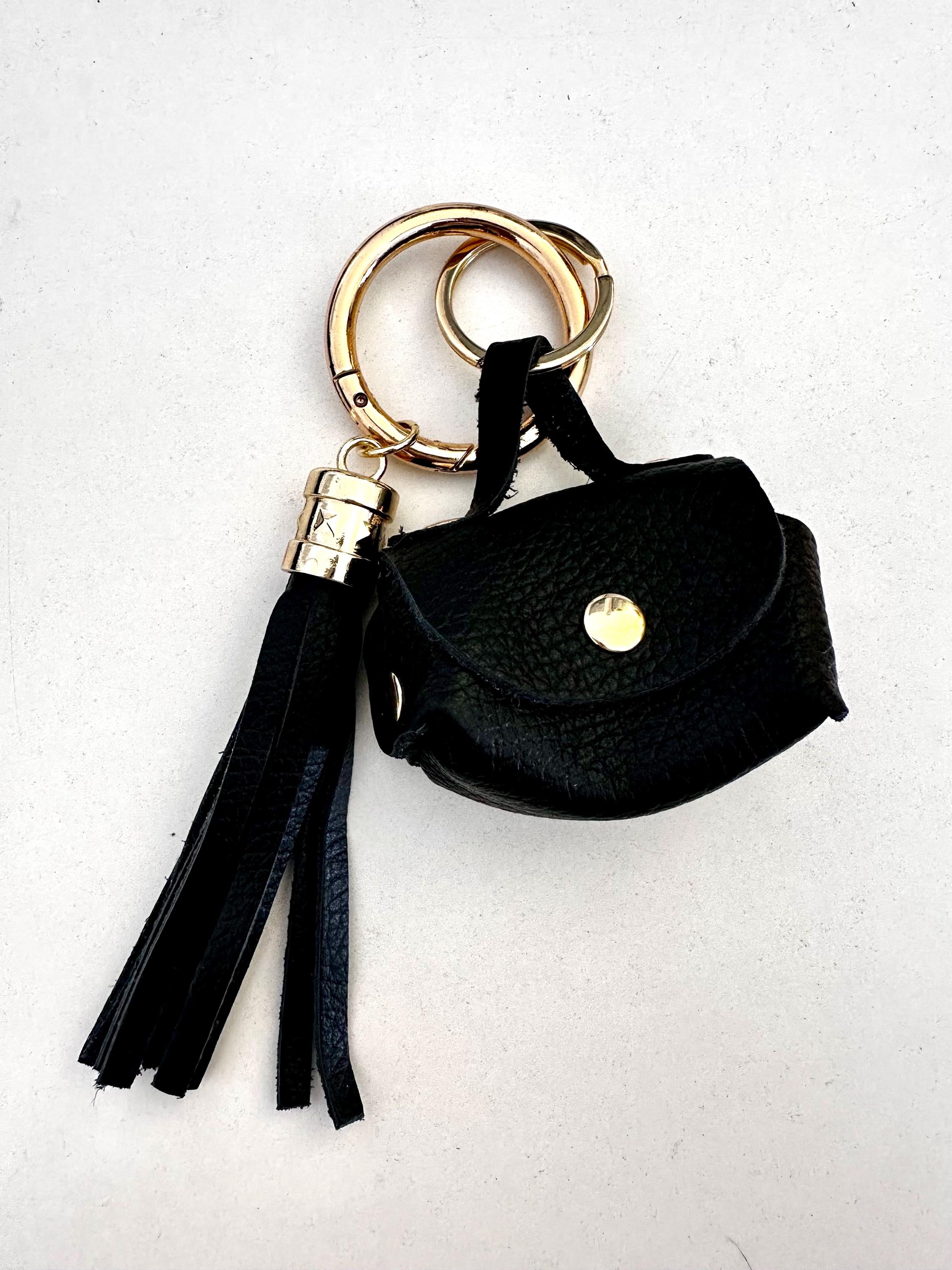 Hobo Tasche aus schwarzem Veloursleder mit großen Goldringen | Lässig, stylisch & praktisch