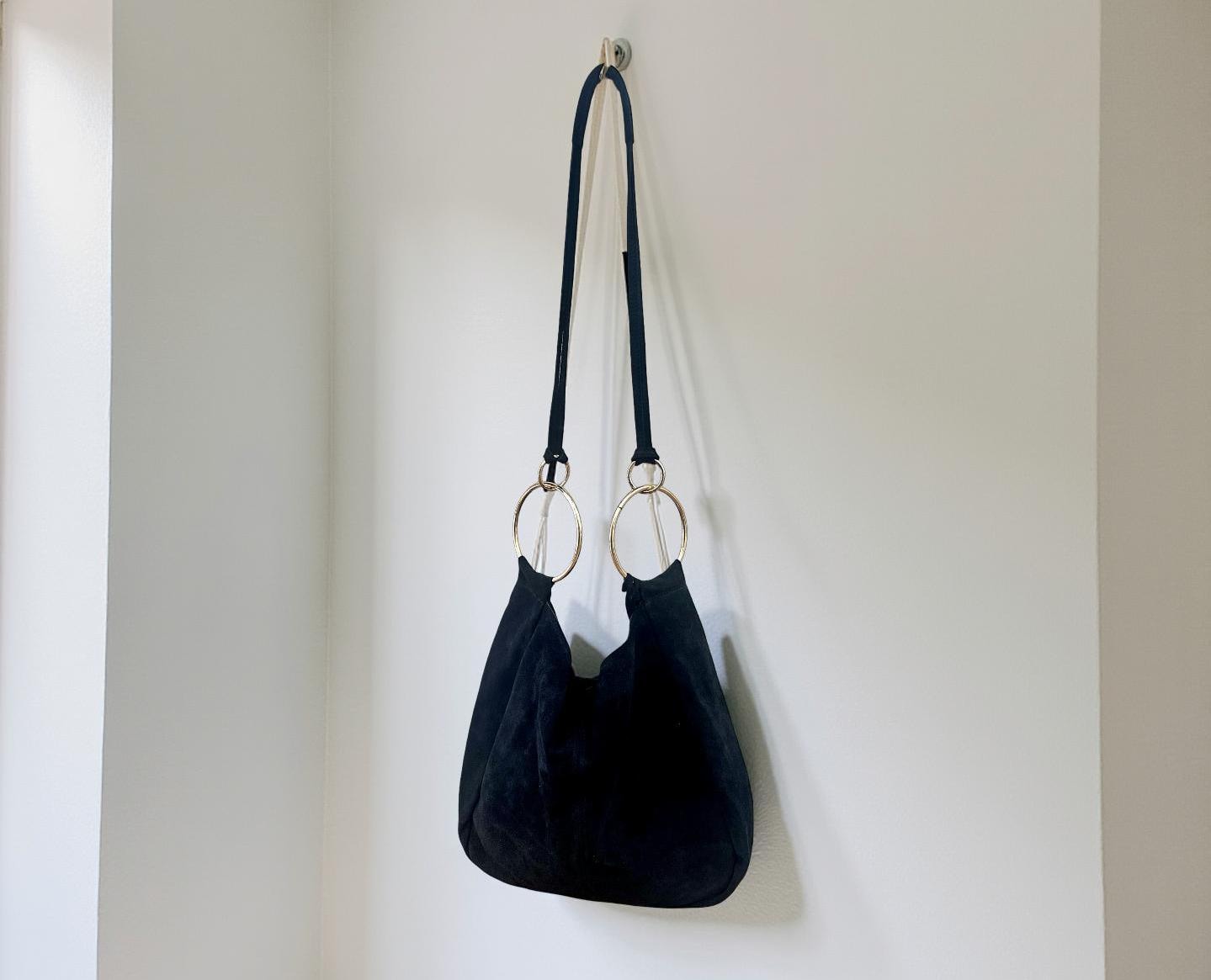 Hobo Tasche aus schwarzem Veloursleder mit großen Goldringen | Lässig, stylisch & praktisch