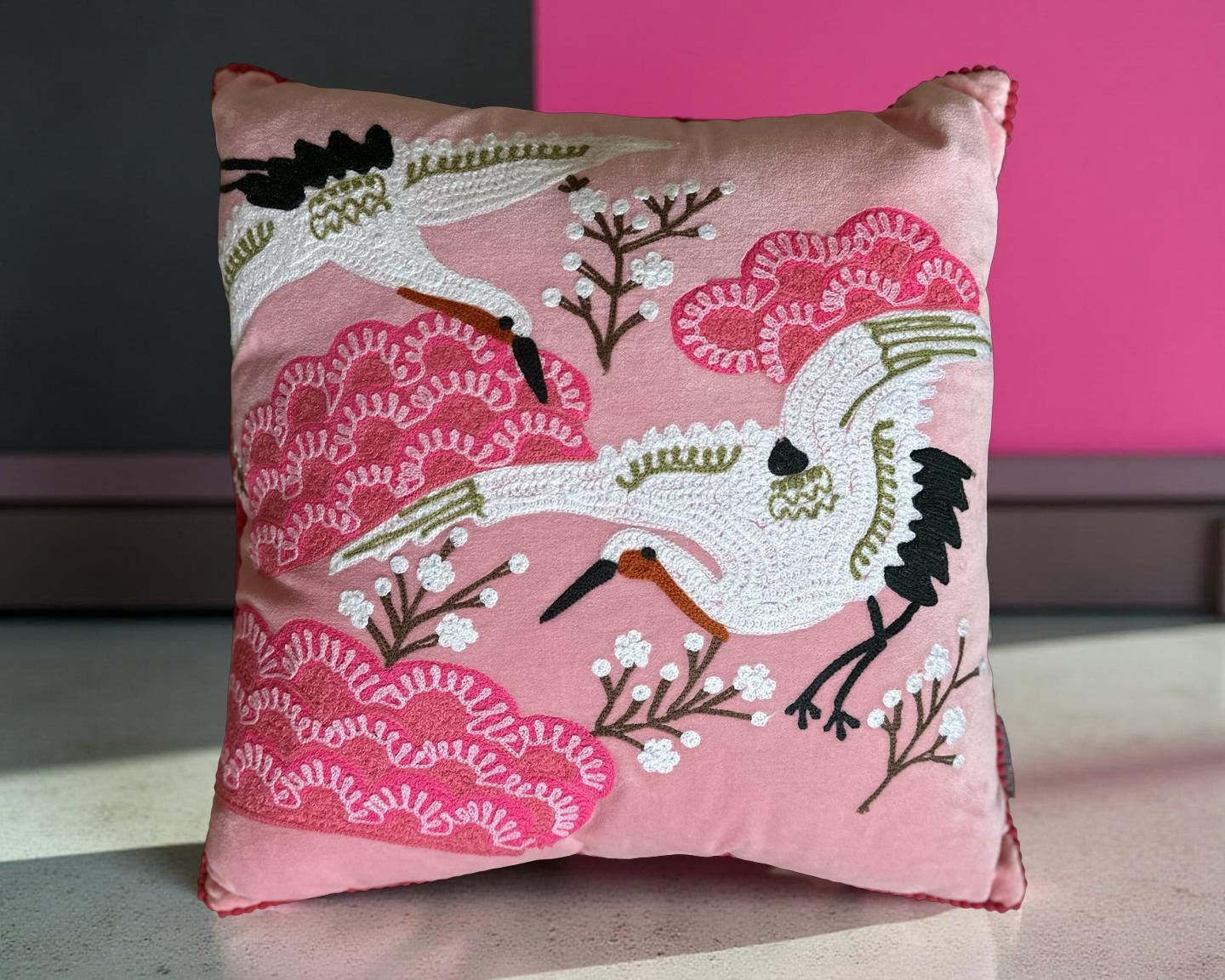 Kissen Vögel | pinkes besticktes Samtkissen | Baumwolle Kissenbezug | 45 x 45 cm | Samt pink rosa mit Füllung