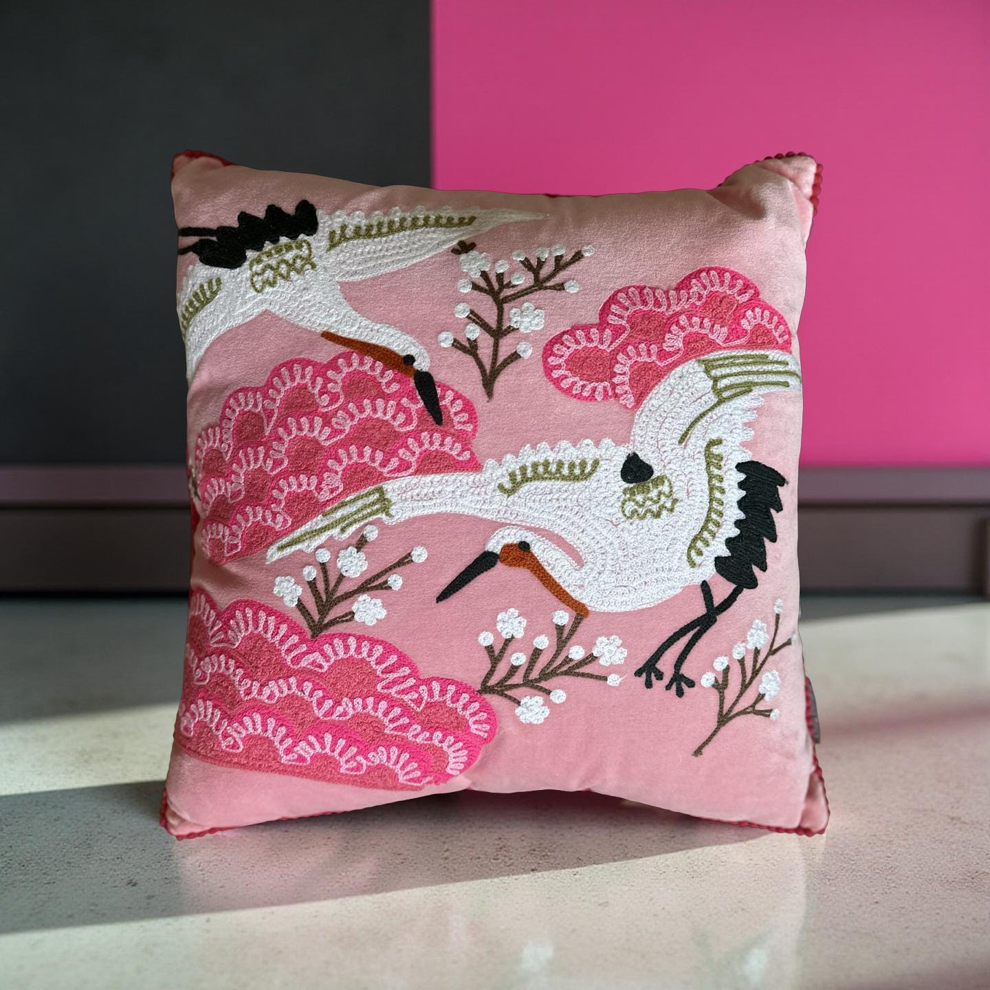 Kissen Vögel | pinkes besticktes Samtkissen | Baumwolle Kissenbezug | 45 x 45 cm | Samt pink rosa mit Füllung