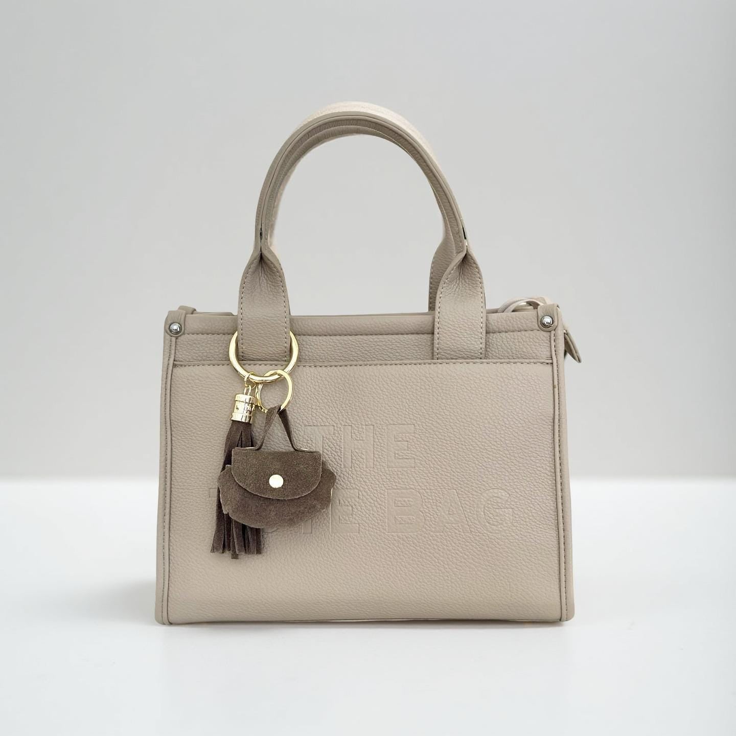 Brauner Anhänger aus Leder mit goldenem Karabiner | kleine Tasche und Quaste | Taschenschmuck Taschenanhänger | Bag Charm braun mit gold