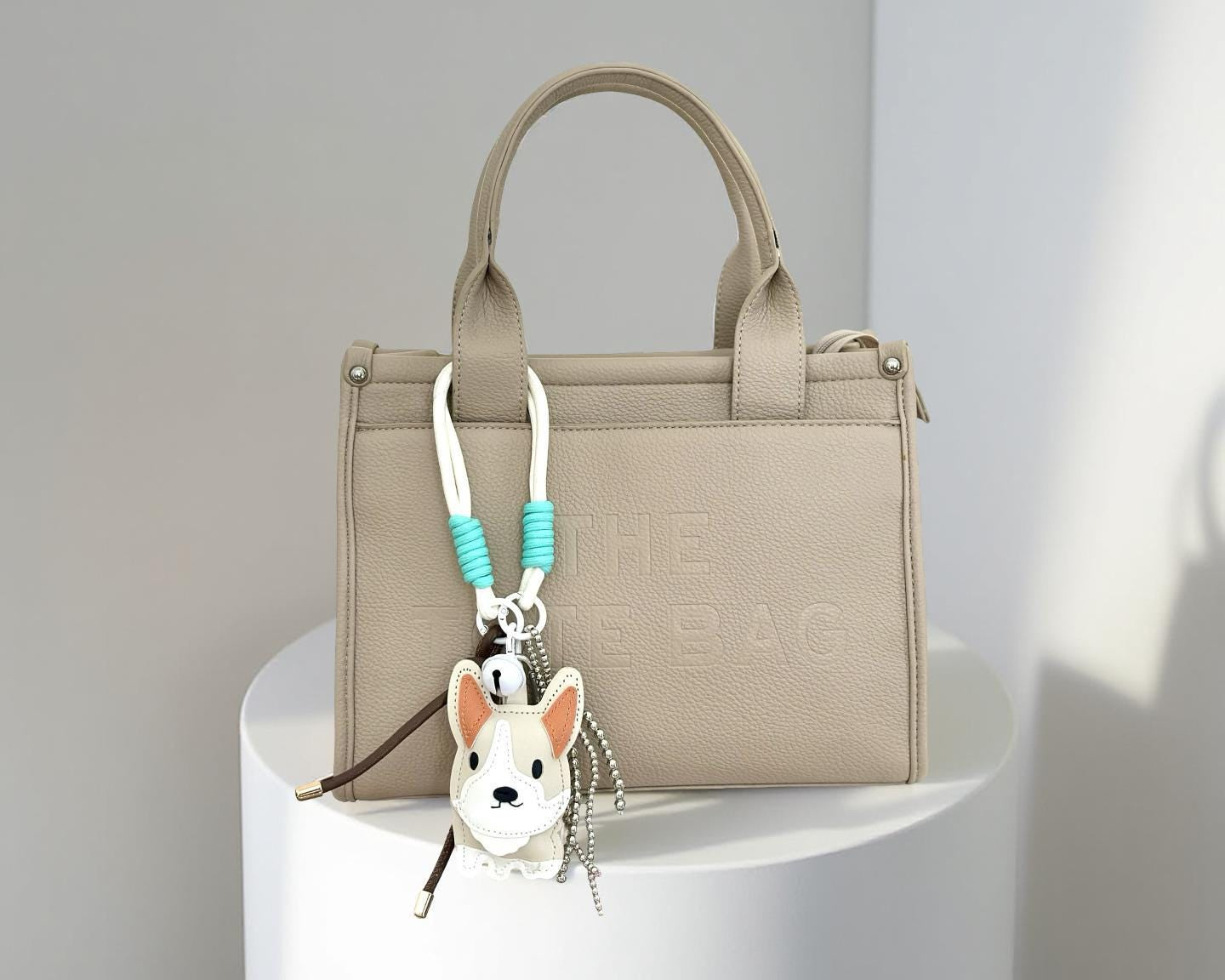 Hunde Anhänger | mit kleinen Ketten, Glöckchen und Schnüren | Taschenschmuck Taschenanhänger | Bag Charm mit Hund