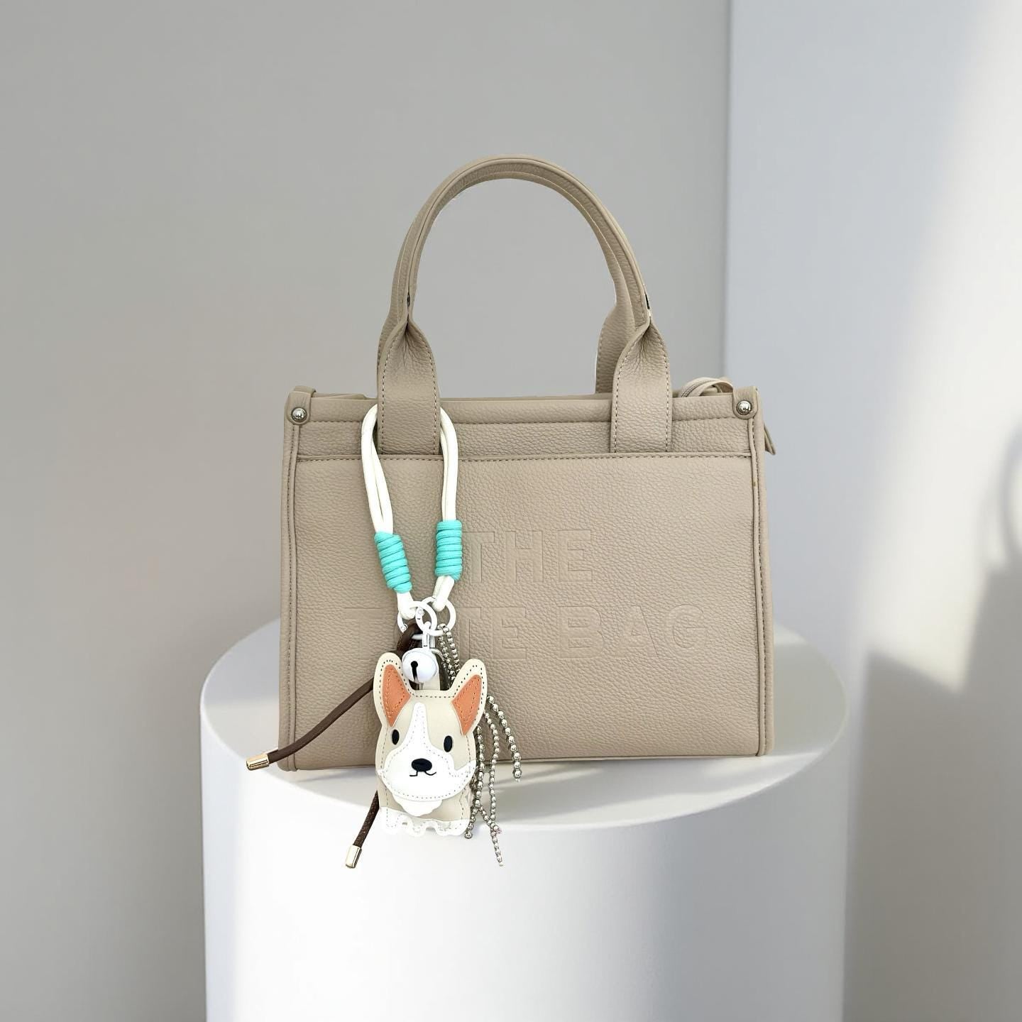 Hunde Anhänger | mit kleinen Ketten, Glöckchen und Schnüren | Taschenschmuck Taschenanhänger | Bag Charm mit Hund