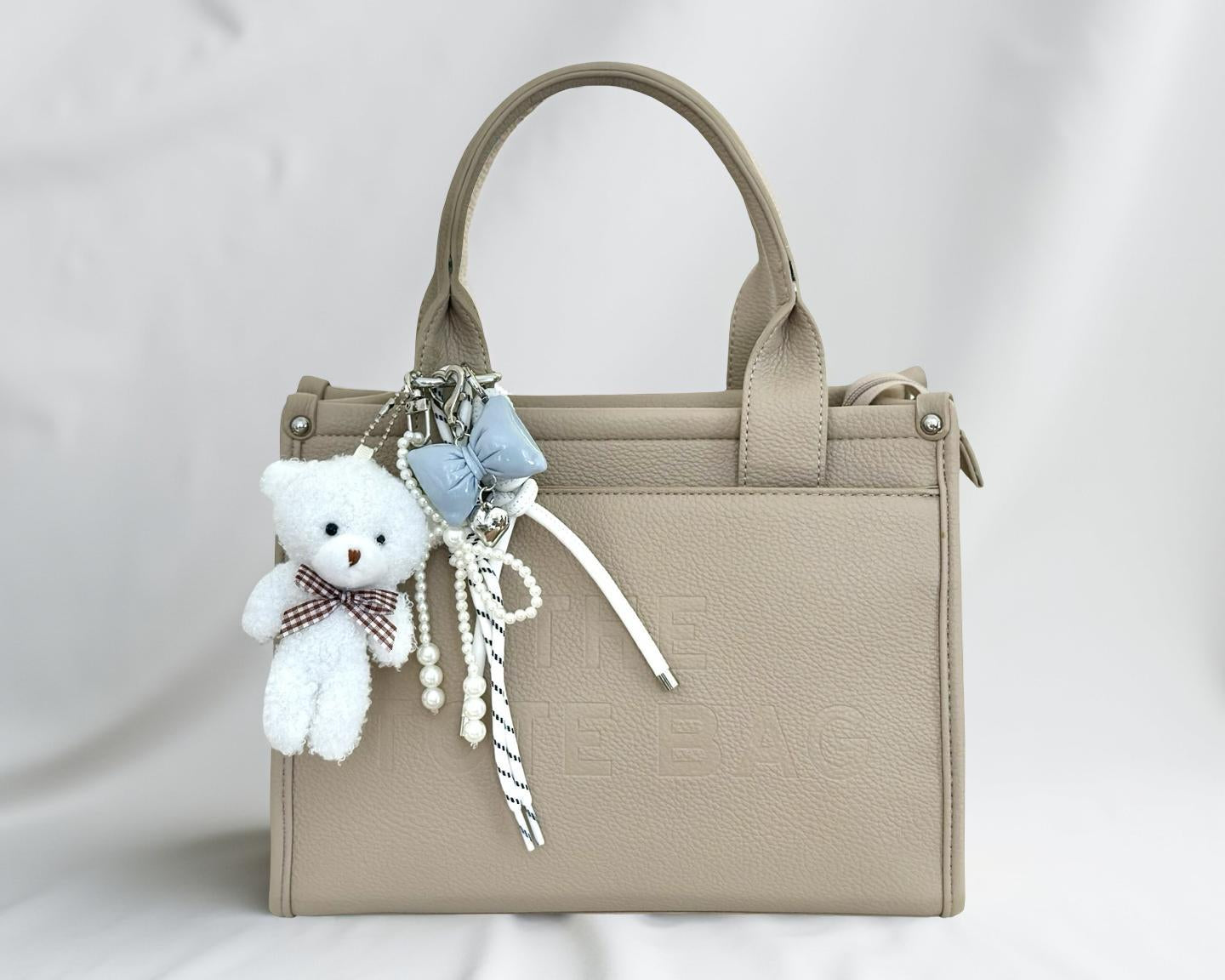 Teddy in weiß | Anhänger für Tasche oder Schlüssel | Taschenschmuck Taschenanhänger | Bag Charm mit Schleifen und Perlen