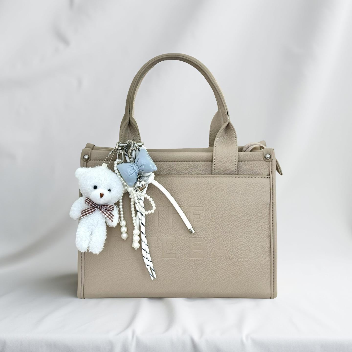 Teddy in weiß | Anhänger für Tasche oder Schlüssel | Taschenschmuck Taschenanhänger | Bag Charm mit Schleifen und Perlen