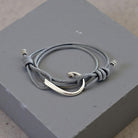 Graues Wickelarmband aus Leder | Angelhaken | für Männer | Lederband Edelstahl | Männerschmuck | Geschenk Armband für Mann