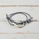 Graues Wickelarmband aus Leder | Angelhaken | für Männer | Lederband Edelstahl | Männerschmuck | Geschenk Armband für Mann