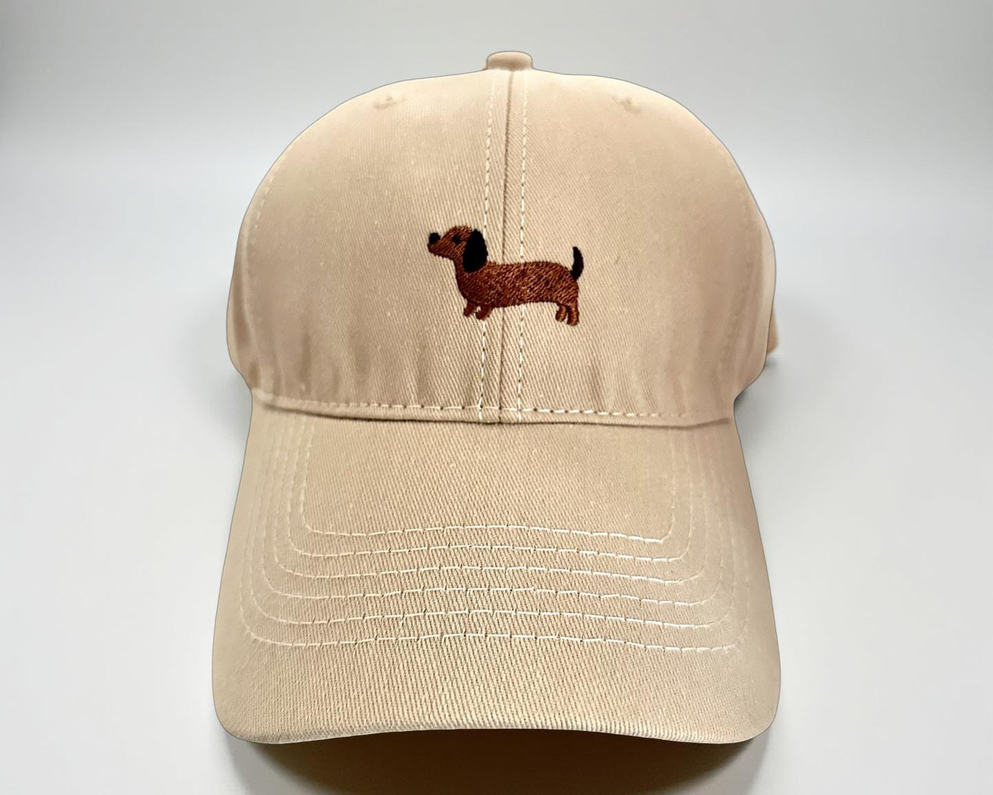 Basecap mit Dackel Stickmotiv | Baseball Kappe beige | Hund | gestickt