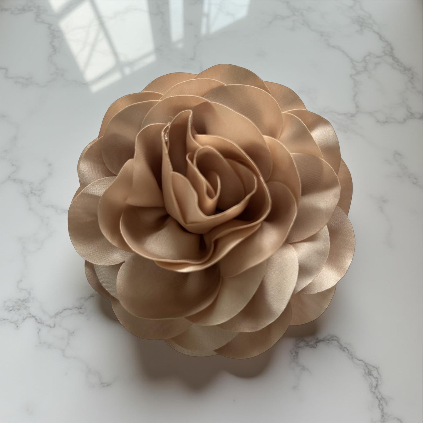 Blüten Brosche aus Satin | Blumen Brosche | Anstecker | Rose zum Anstecken