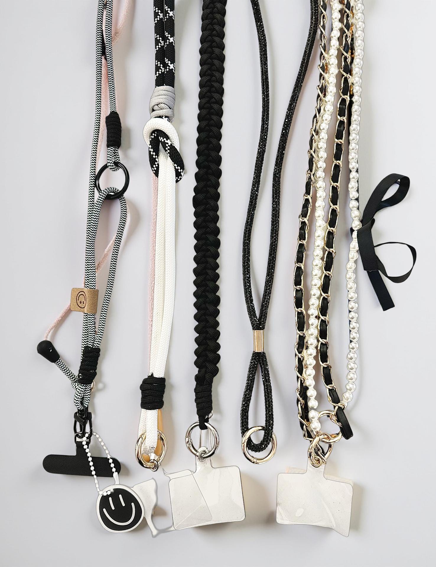Edle Handyketten in schwarz weiß | universal Schnur Band für Mobiltelefone inkl. Adapter | pink | Smiley Anhänger | Perlen