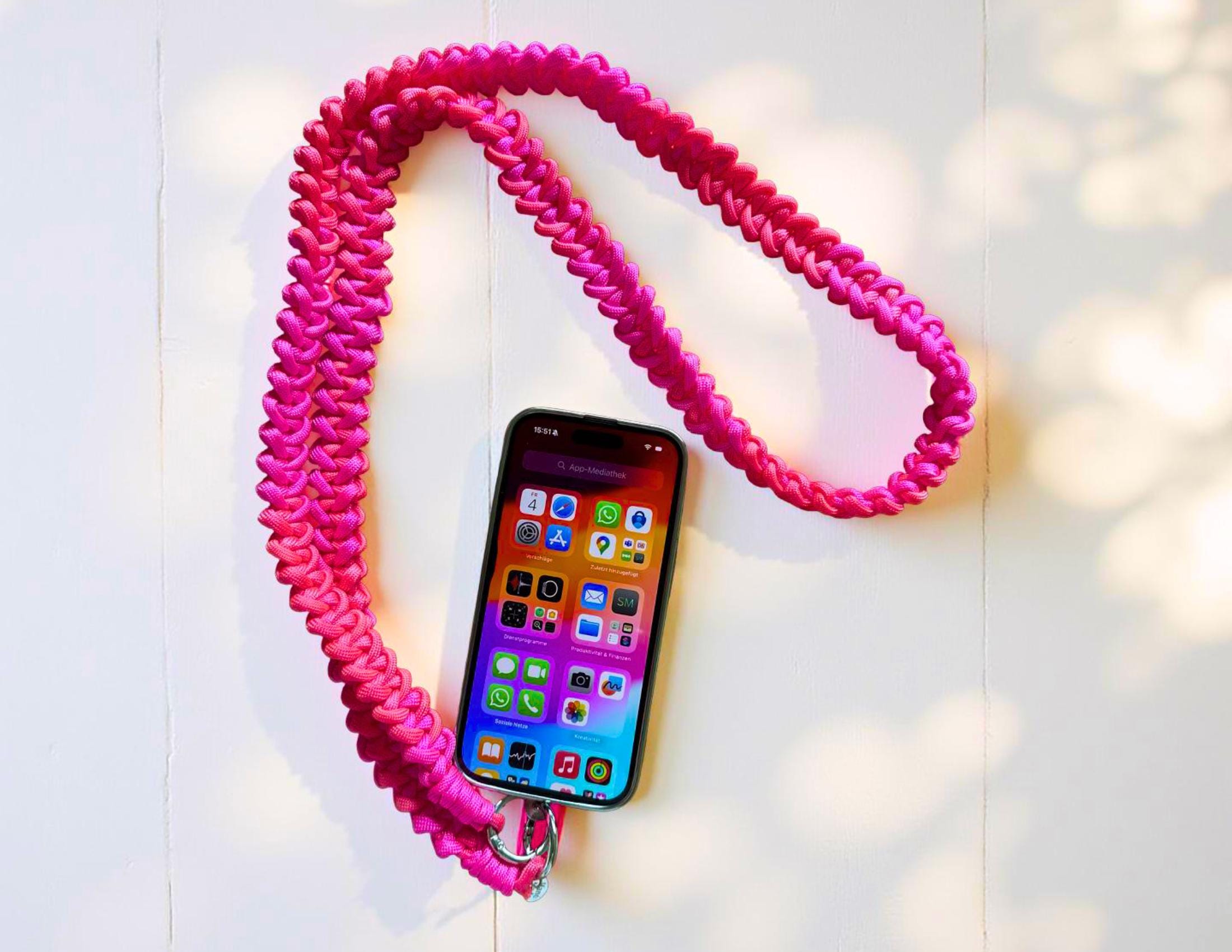 Handyschnur geknüpft Makramee | pink orange | Band für Mobiltelefone inkl. Adapter | Taschengurt | changierender leuchtender Farbverlauf