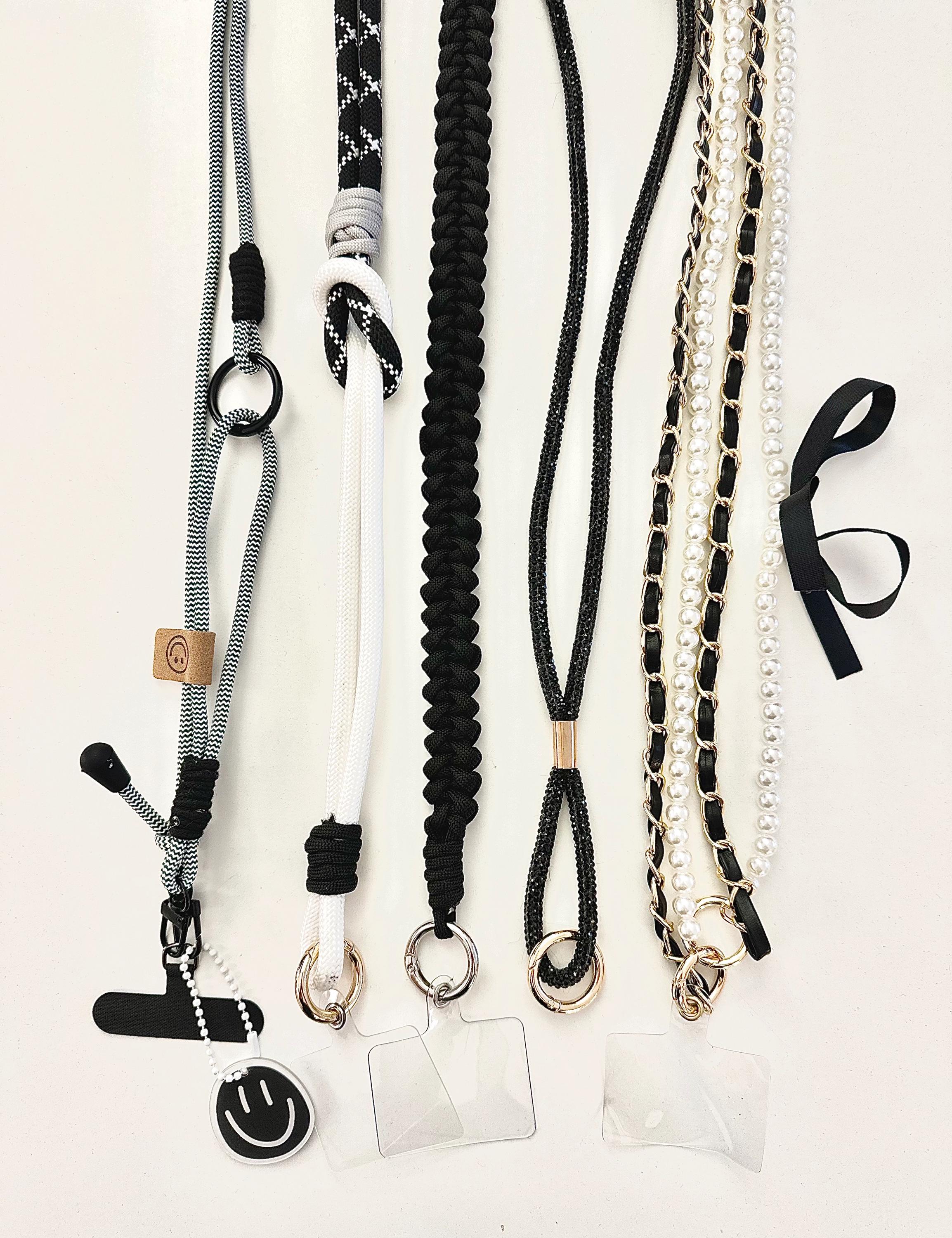 Edle Handyketten in schwarz weiß | universal Schnur Band für Mobiltelefone inkl. Adapter | pink | Smiley Anhänger | Perlen