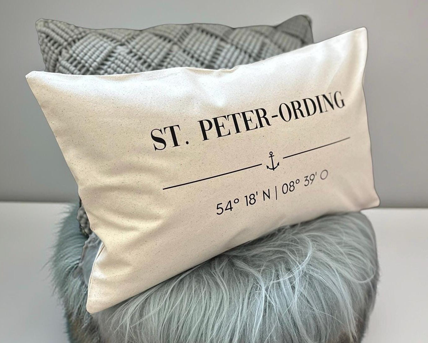 St. Peter-Ording Kissen 30x50 | maritimes Dekokissen Nordsee | Canvas Beige mit Anker & Koordinaten | SPO Geschenk
