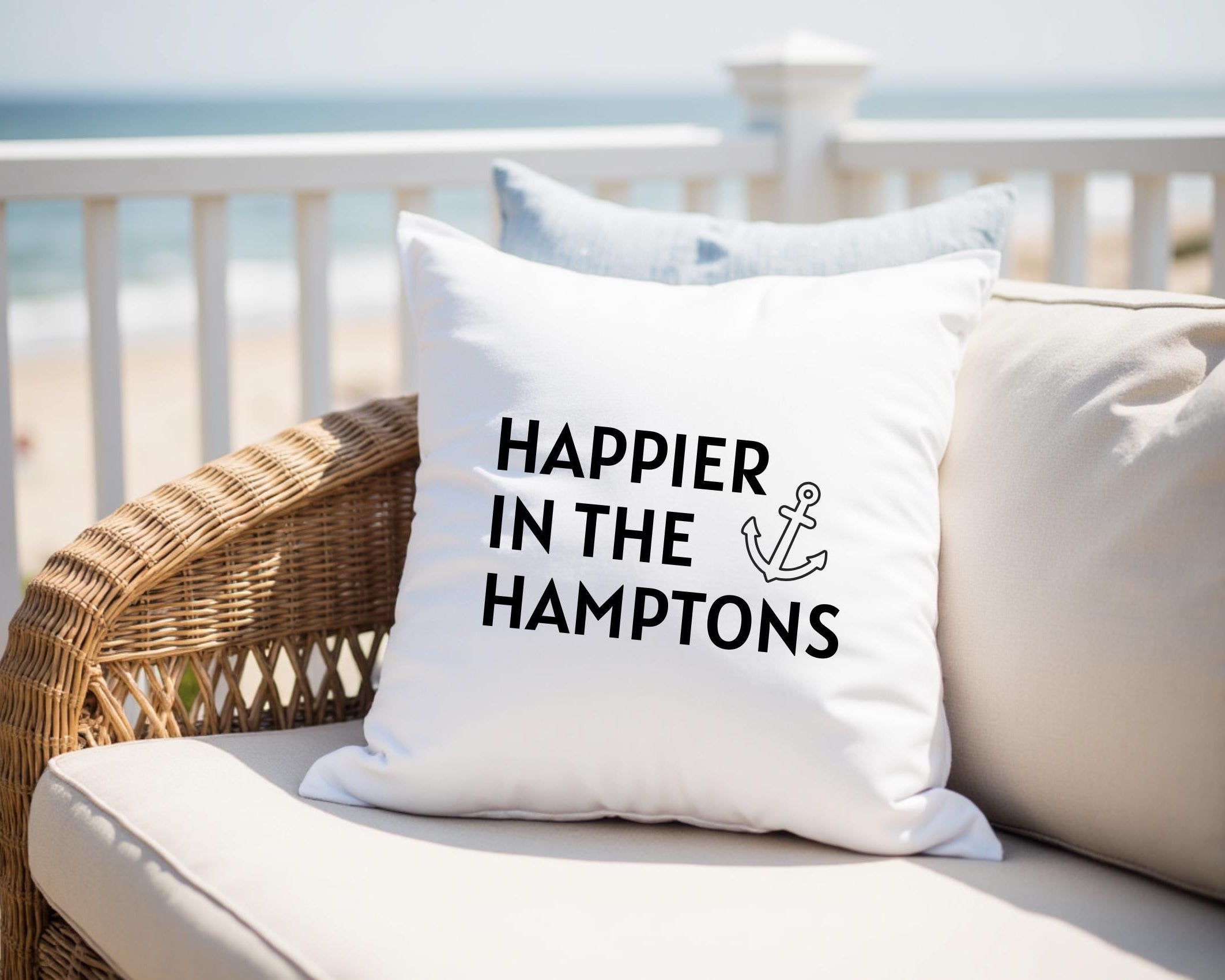 Kissen | Happier in the Hamptons | 40 x 40 cm | Strandhaus Beach House | schwarz weiß Anker