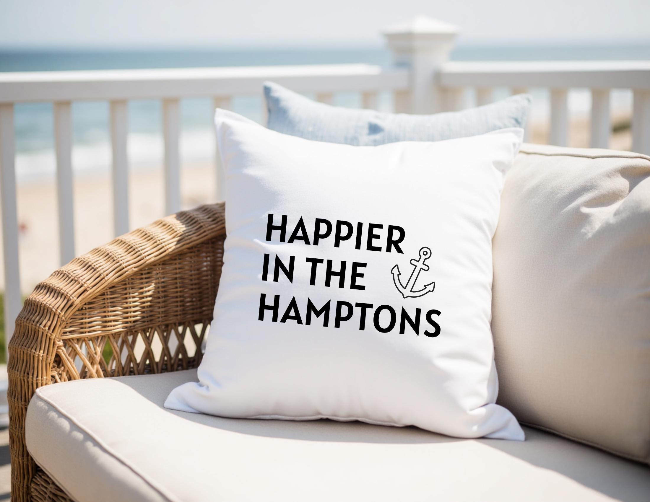 Kissen | Happier in the Hamptons | 40 x 40 cm | Strandhaus Beach House | schwarz weiß Anker