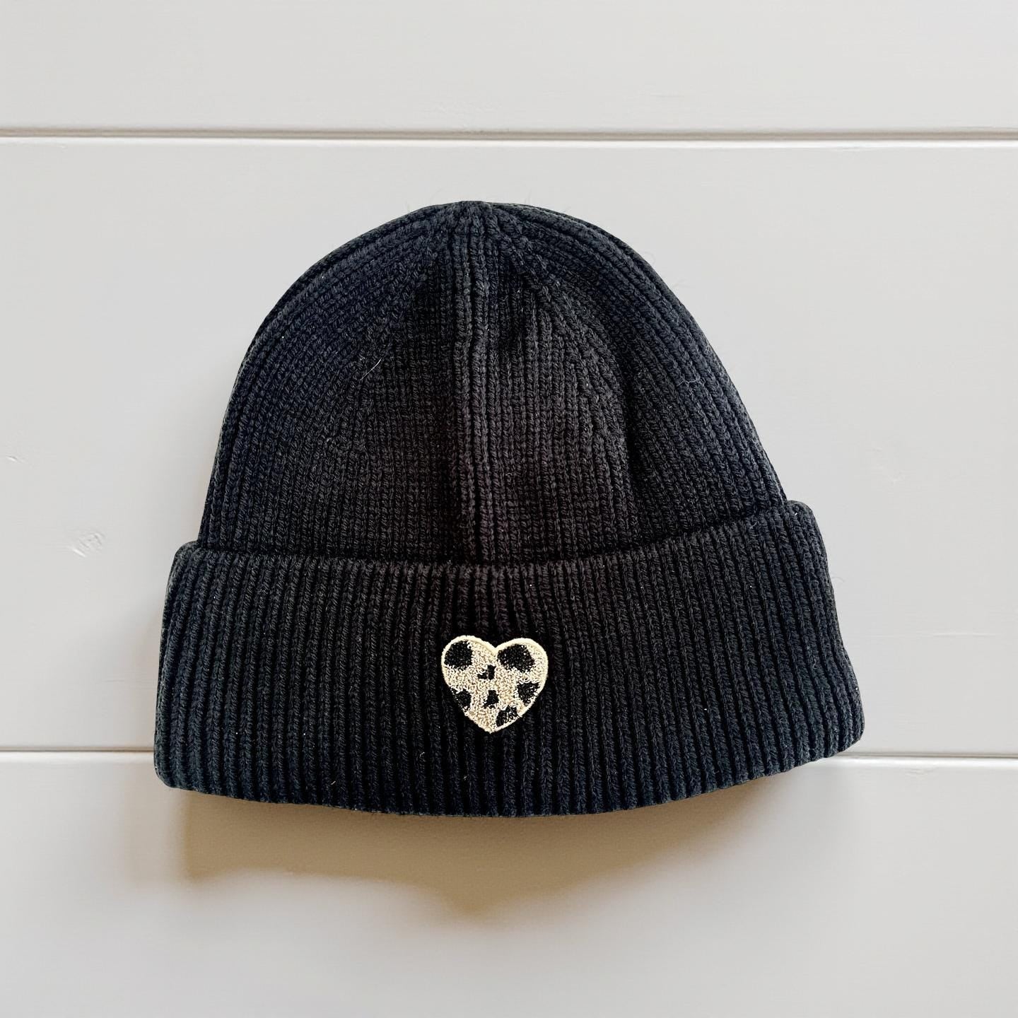 Strick Mütze | schwarz mit gesticktem Leo Herz | Leoherz