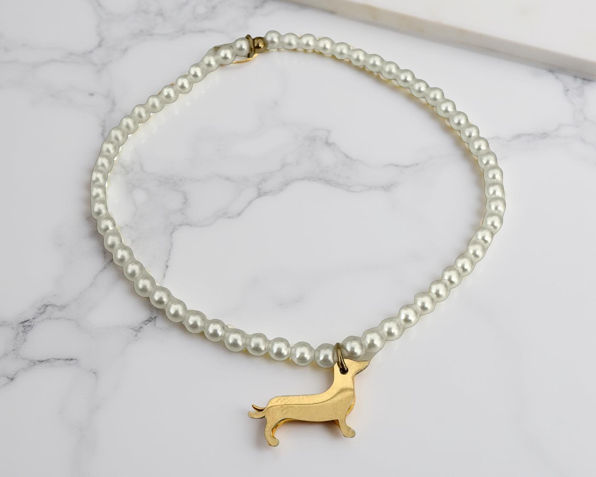 Goldenes Dackel Armband | kleines feines elastisches Perlenarmband mit Dackelanhänger