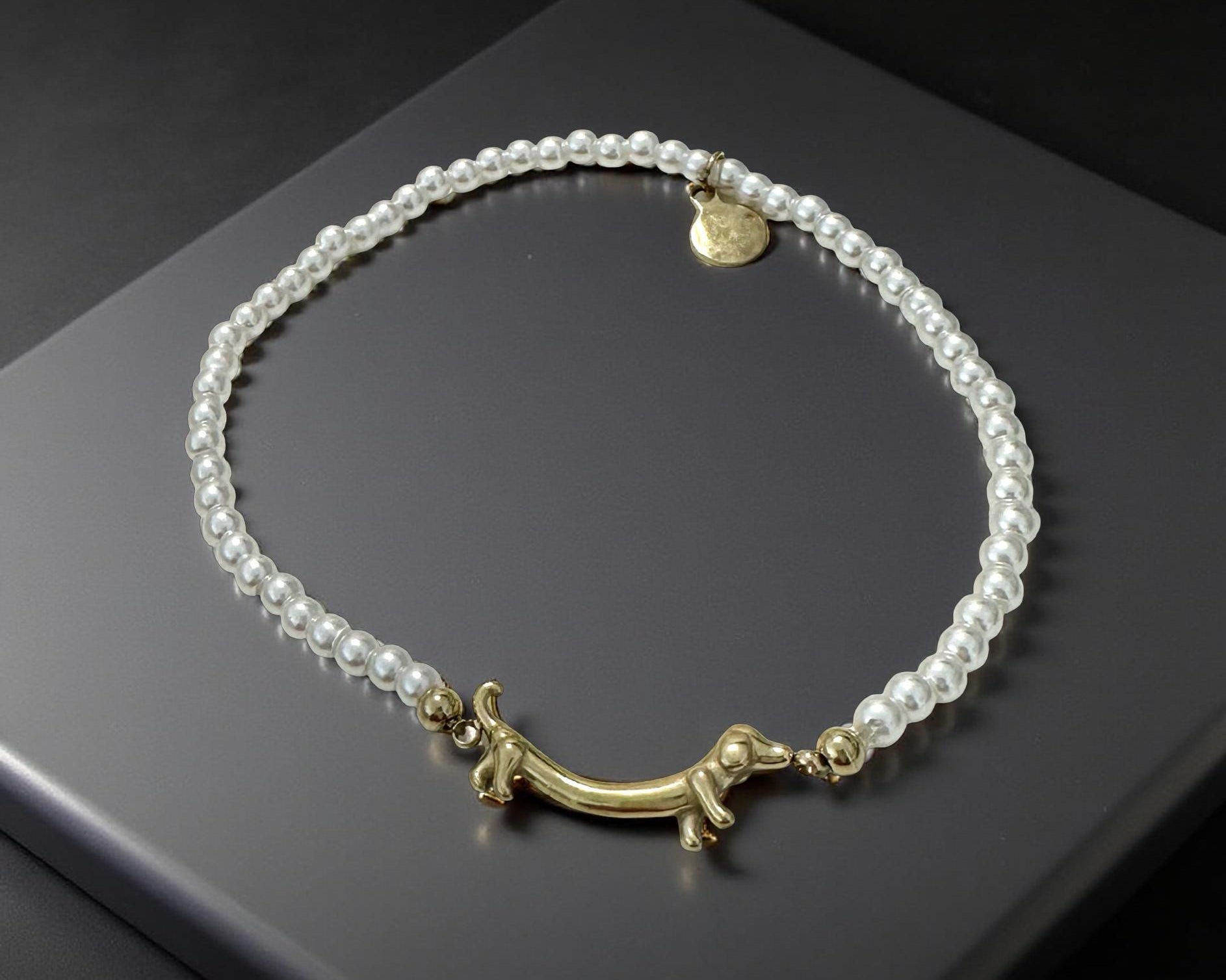 Goldenes Dackel Armband | kleines feines elastisches Perlenarmband mit Dackelanhänger