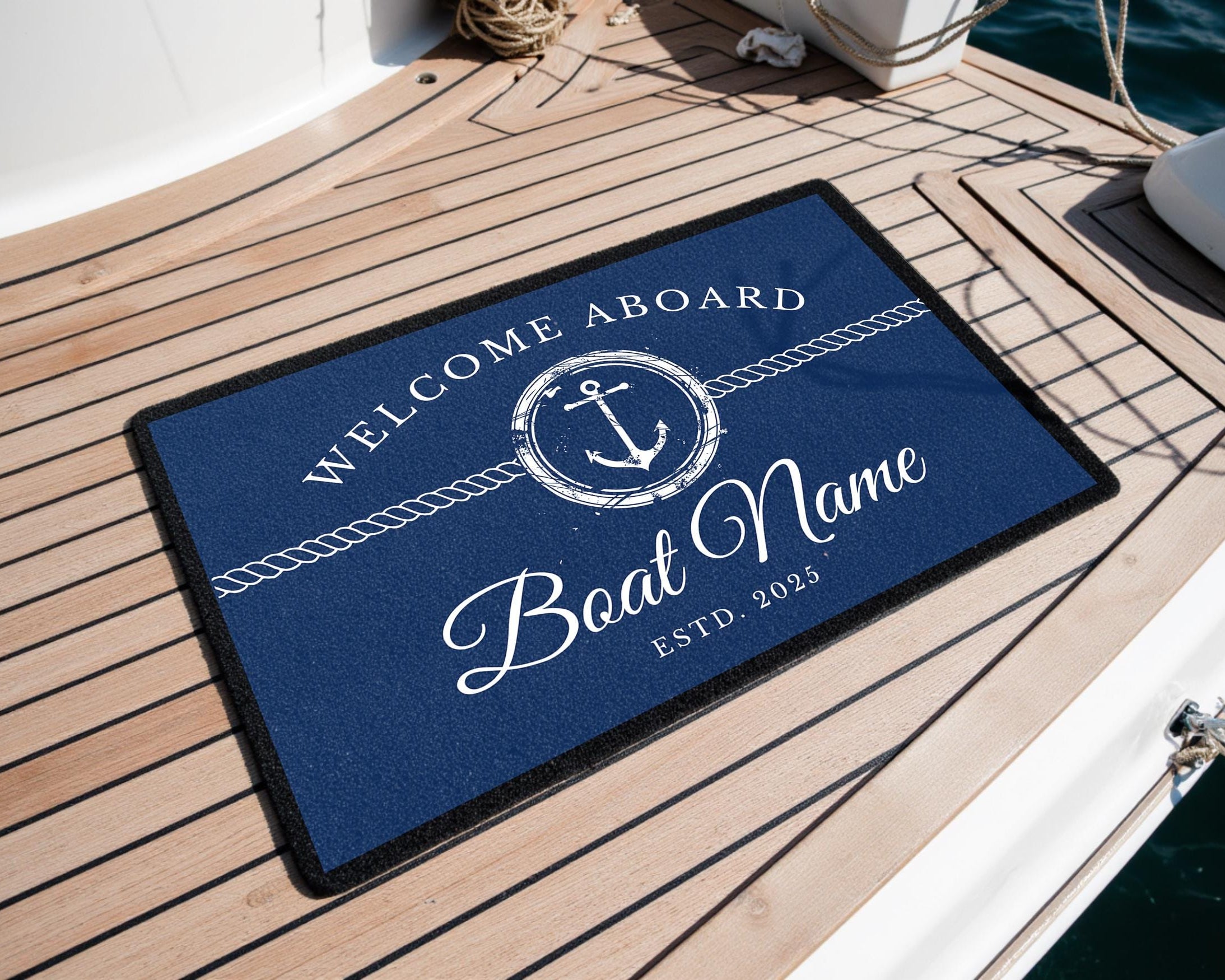 Fußmatte Boot Yacht Schiff | Personalisierter Fußabtreter mit Bootsnamen und Jahreszahl in blau weiß, Rand schwarz