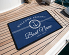 Fußmatte Boot Yacht Schiff | Personalisierter Fußabtreter mit Bootsnamen und Jahreszahl in blau weiß, Rand schwarz