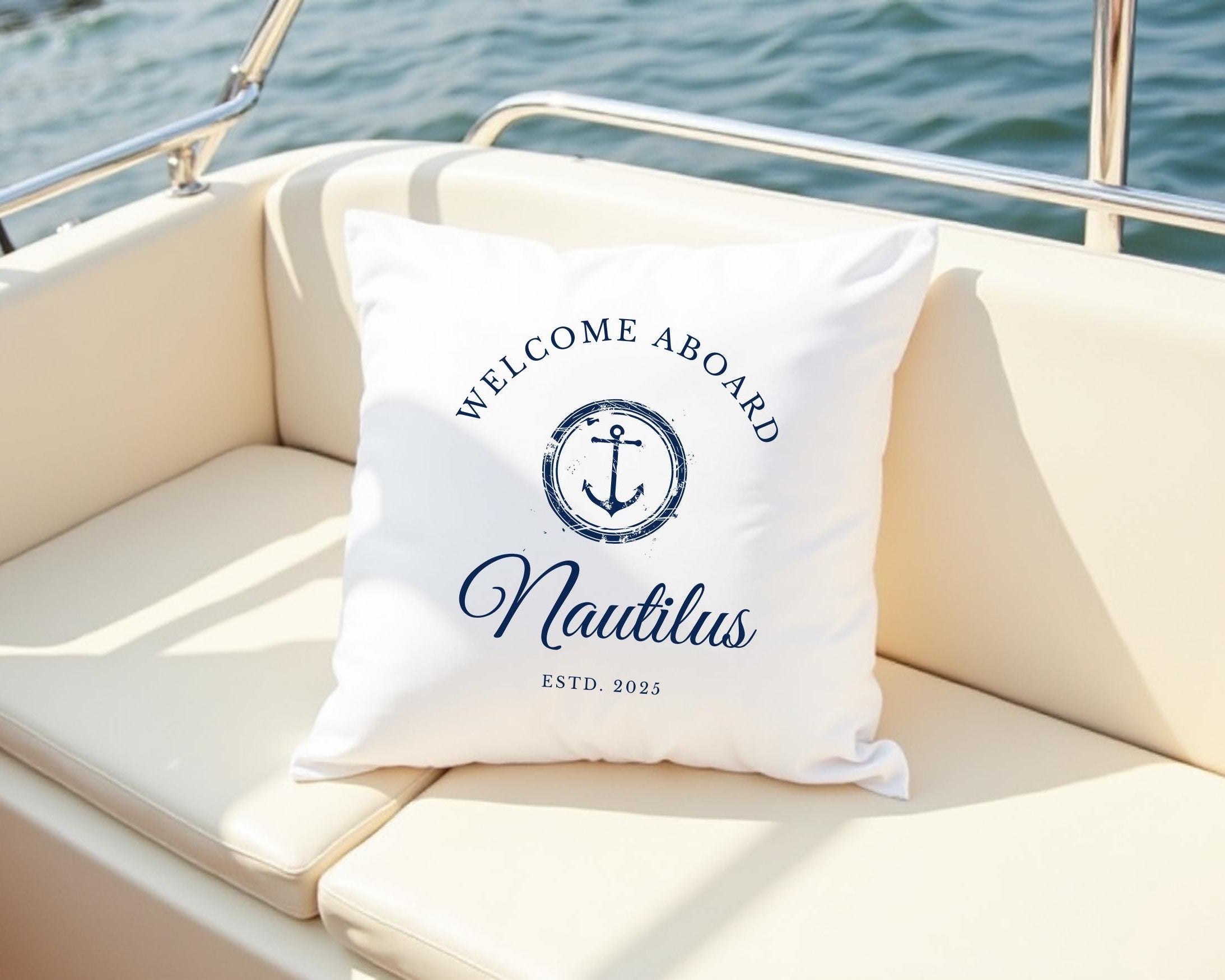 Maritime Kissen für Boot Yacht | 40 x 40 cm | personalisiert mit Bootsnamen, Location, Jahreszahl | weiß mit blauer Schrift | zwei Motive