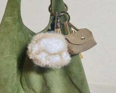 Plüsch Pfote | Anhänger für Tasche oder Schlüssel | Taschenschmuck Taschenanhänger | Bag Charm | grau, rosa oder beige