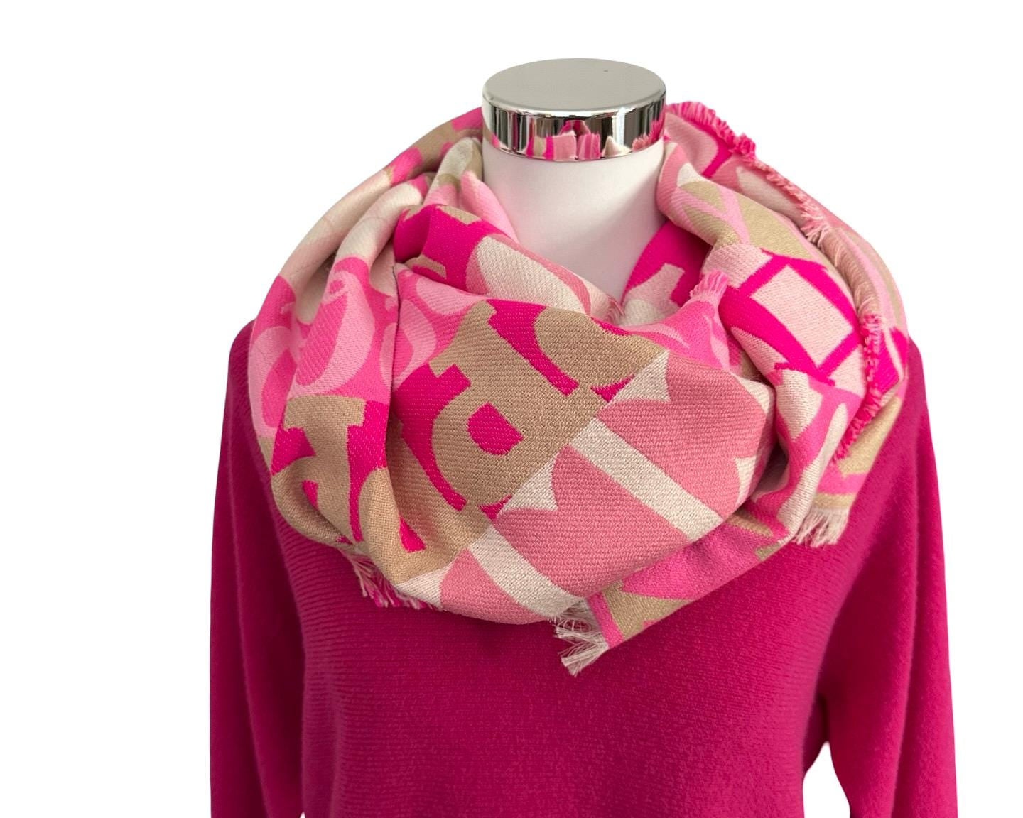 Breiter Schal Alphabet Buchstaben in Rosa, weiß und pink| Viskose | Webschal Tuch Stola | 180 x 70 cm