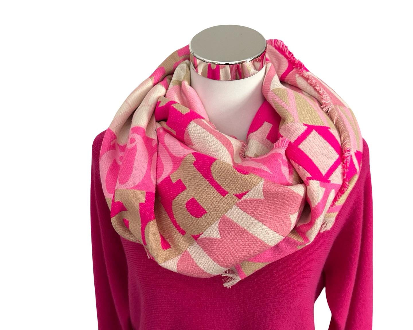 Breiter Schal Alphabet Buchstaben in Rosa, weiß und pink| Viskose | Webschal Tuch Stola | 180 x 70 cm