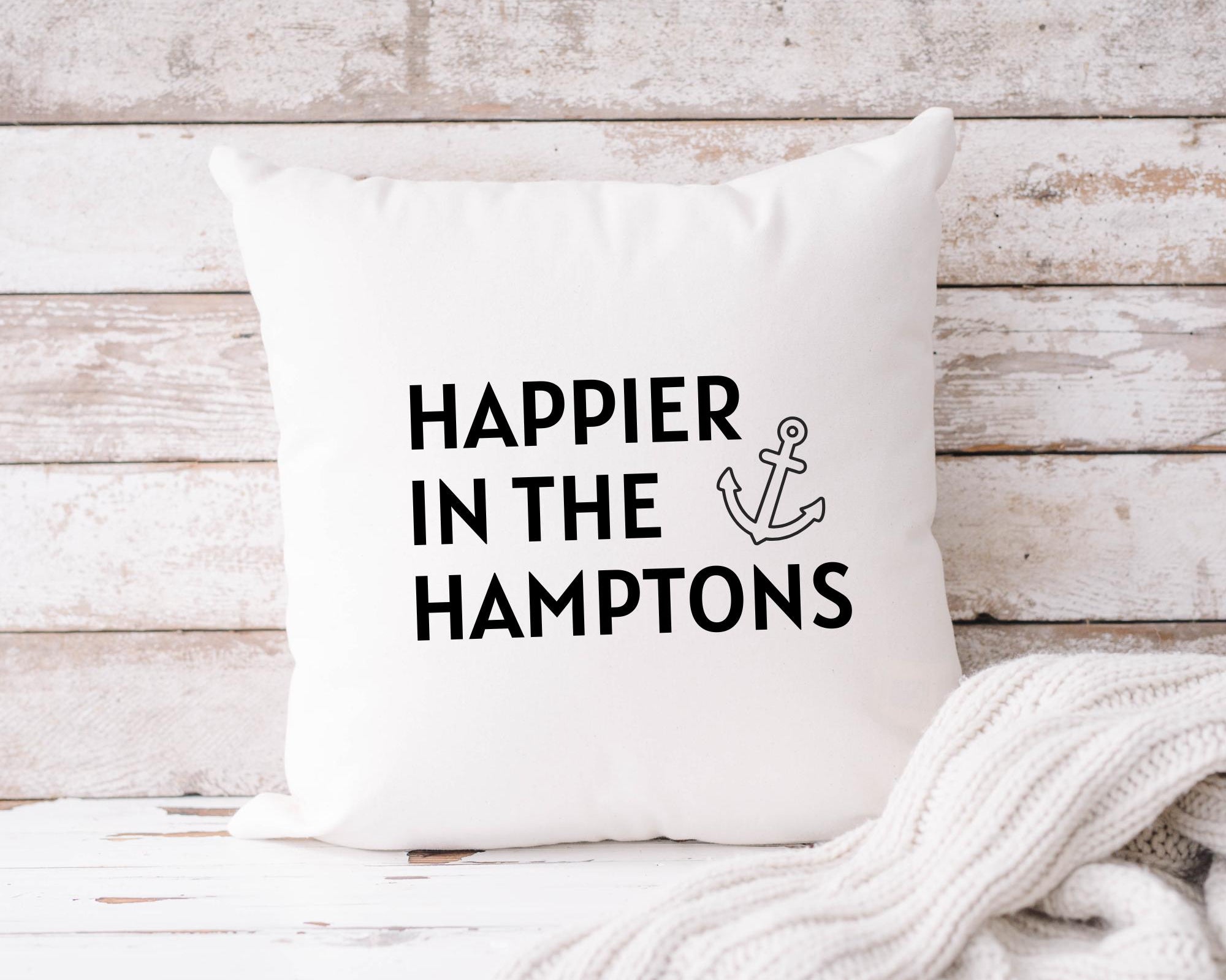 Kissen | Happier in the Hamptons | 40 x 40 cm | Strandhaus Beach House | schwarz weiß Anker